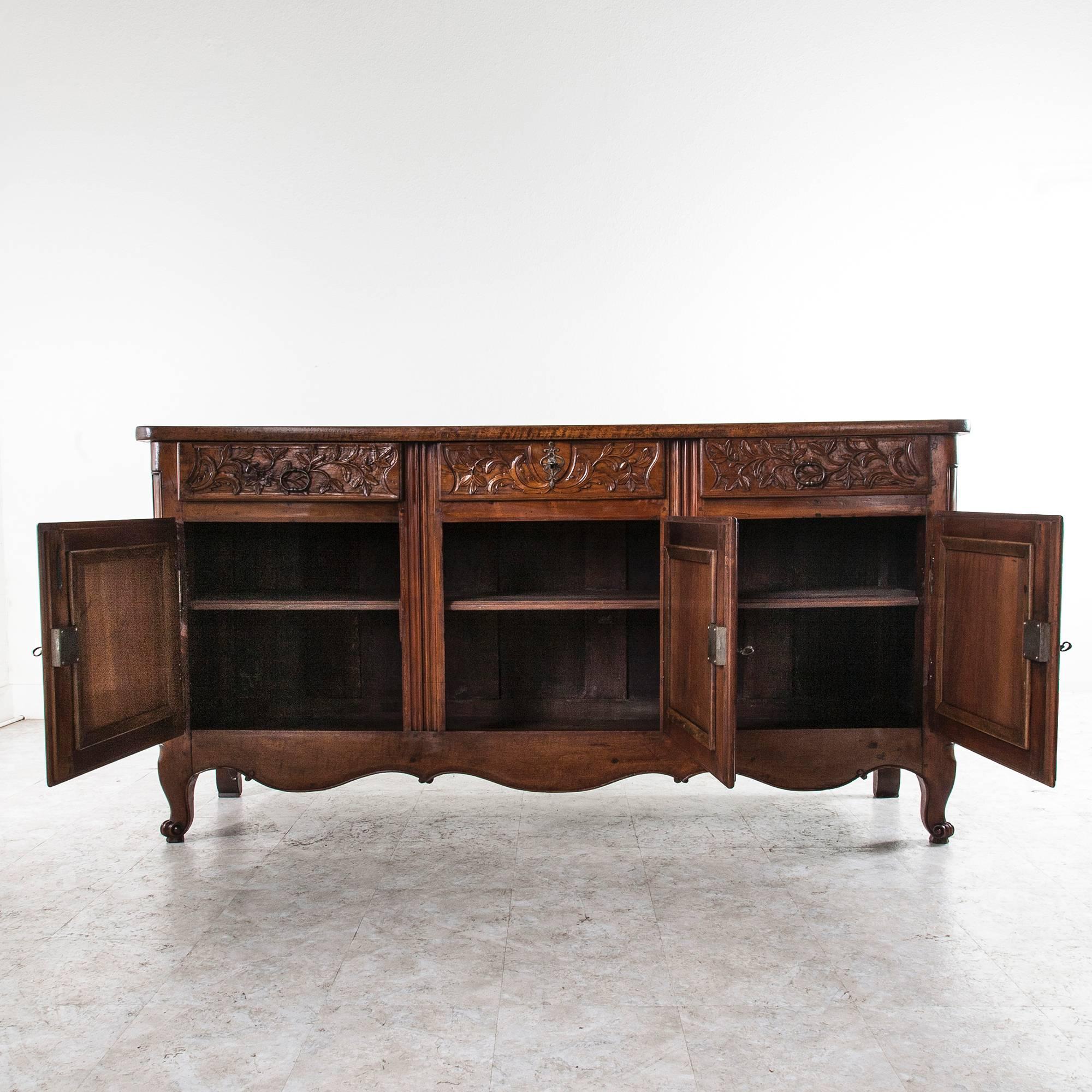 18th Century Buffet of Exceptional Thick Hand-Carved Solid Walnut In Excellent Condition In Fayetteville, AR