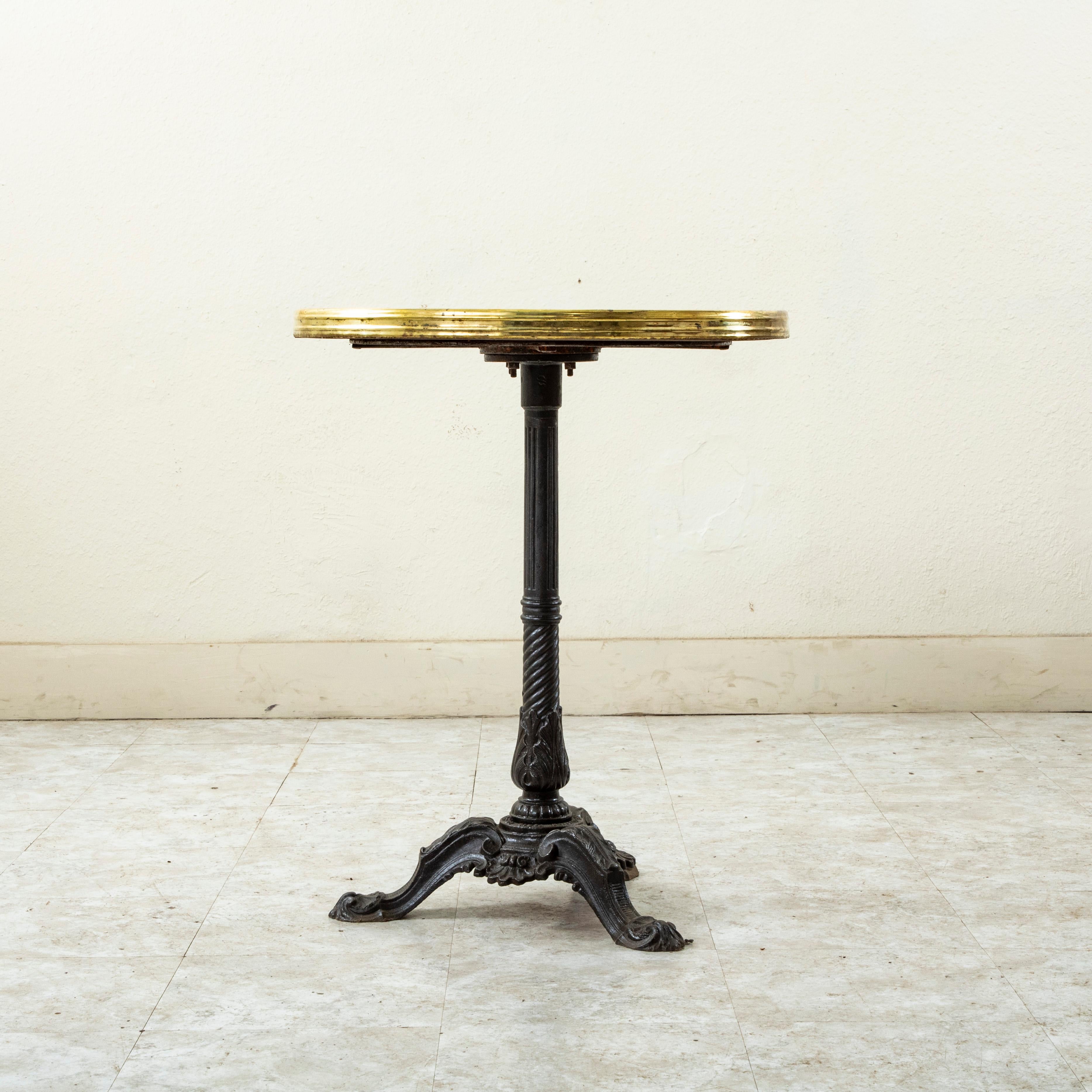 Moulage Table de bistrot ou table de café en fonte française du début du XXe siècle, plateau en Wood Wood, laiton en vente