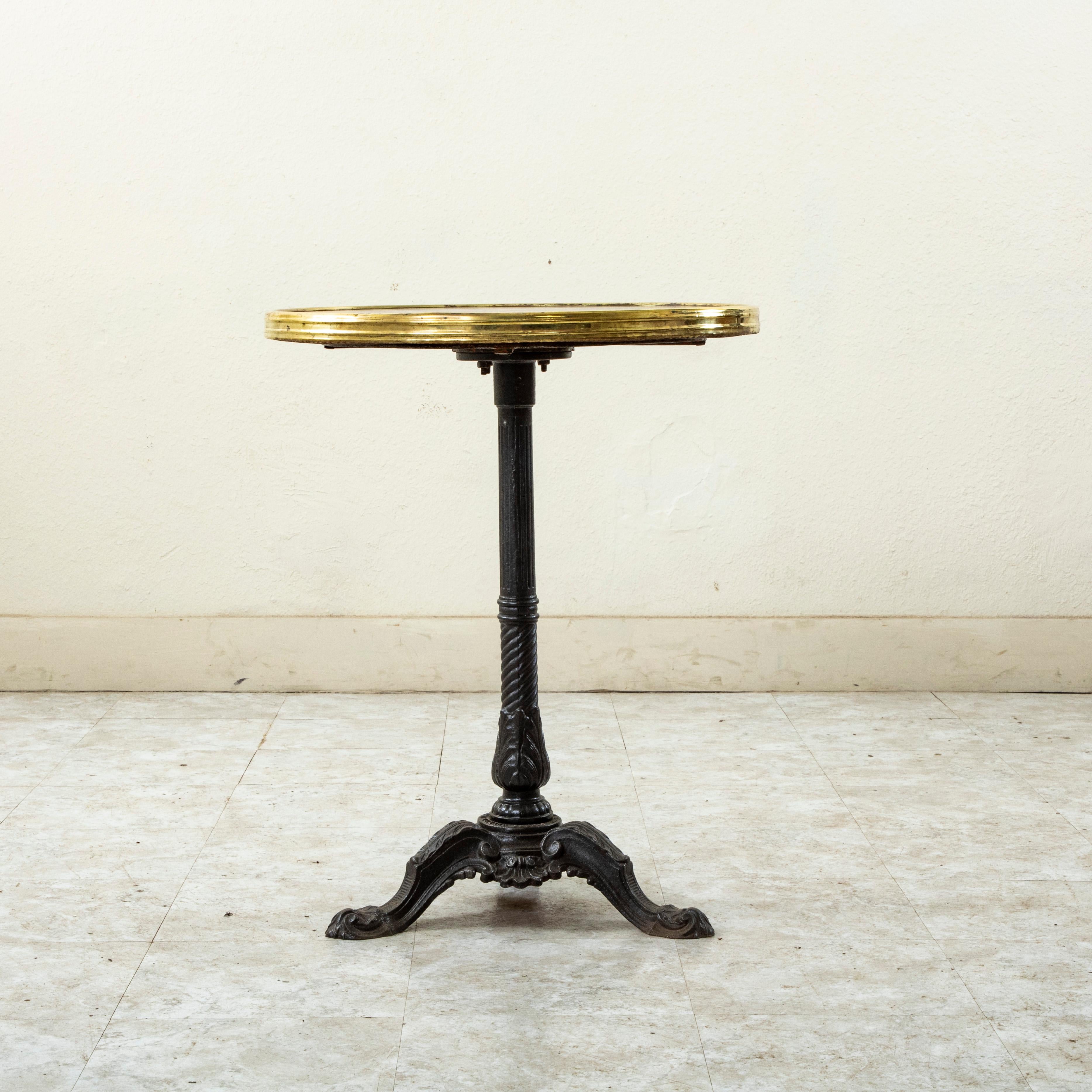 Table de bistrot ou table de café en fonte française du début du XXe siècle, plateau en Wood Wood, laiton Bon état - En vente à Fayetteville, AR