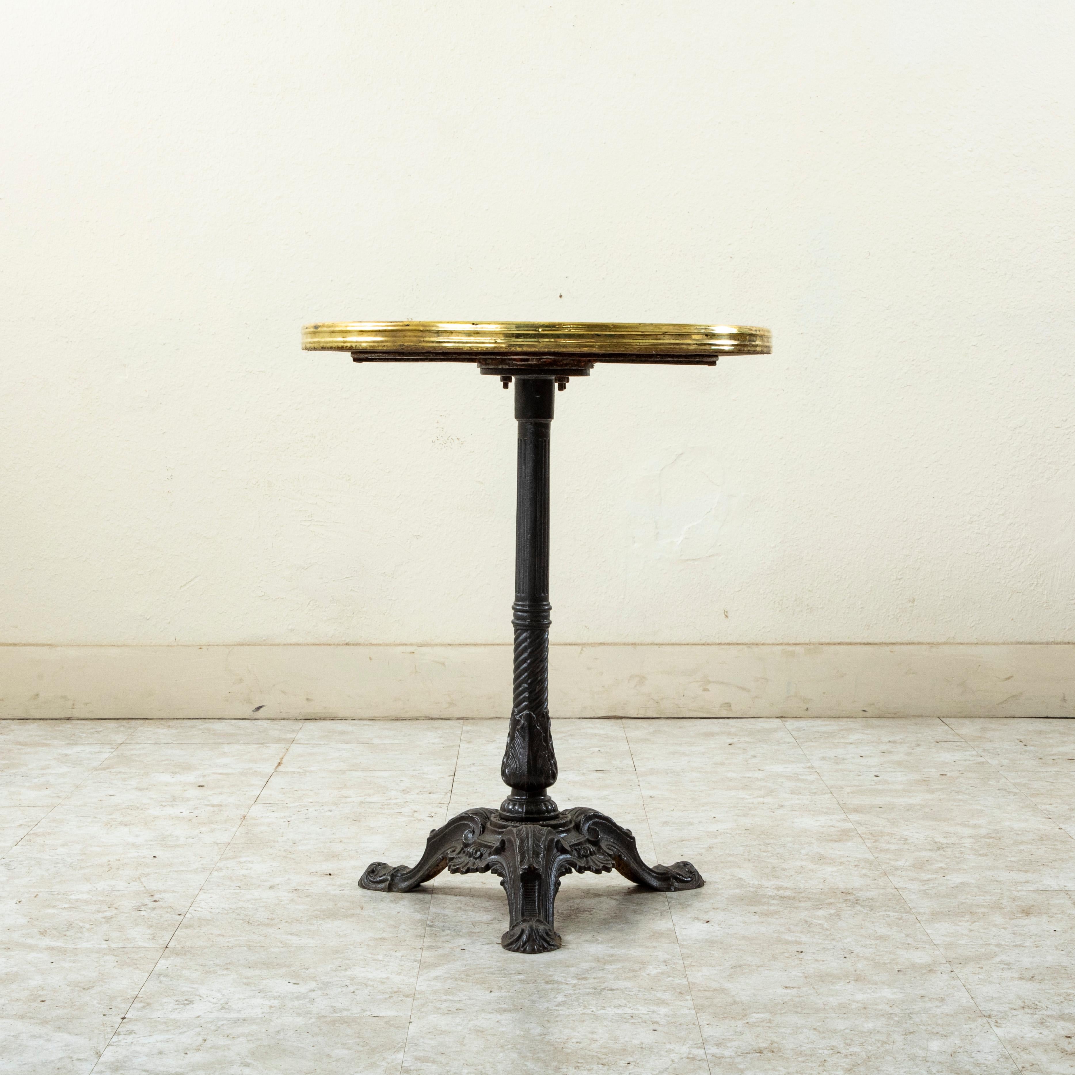Français Table de bistrot ou table de café en fonte française du début du XXe siècle, plateau en Wood Wood, laiton en vente