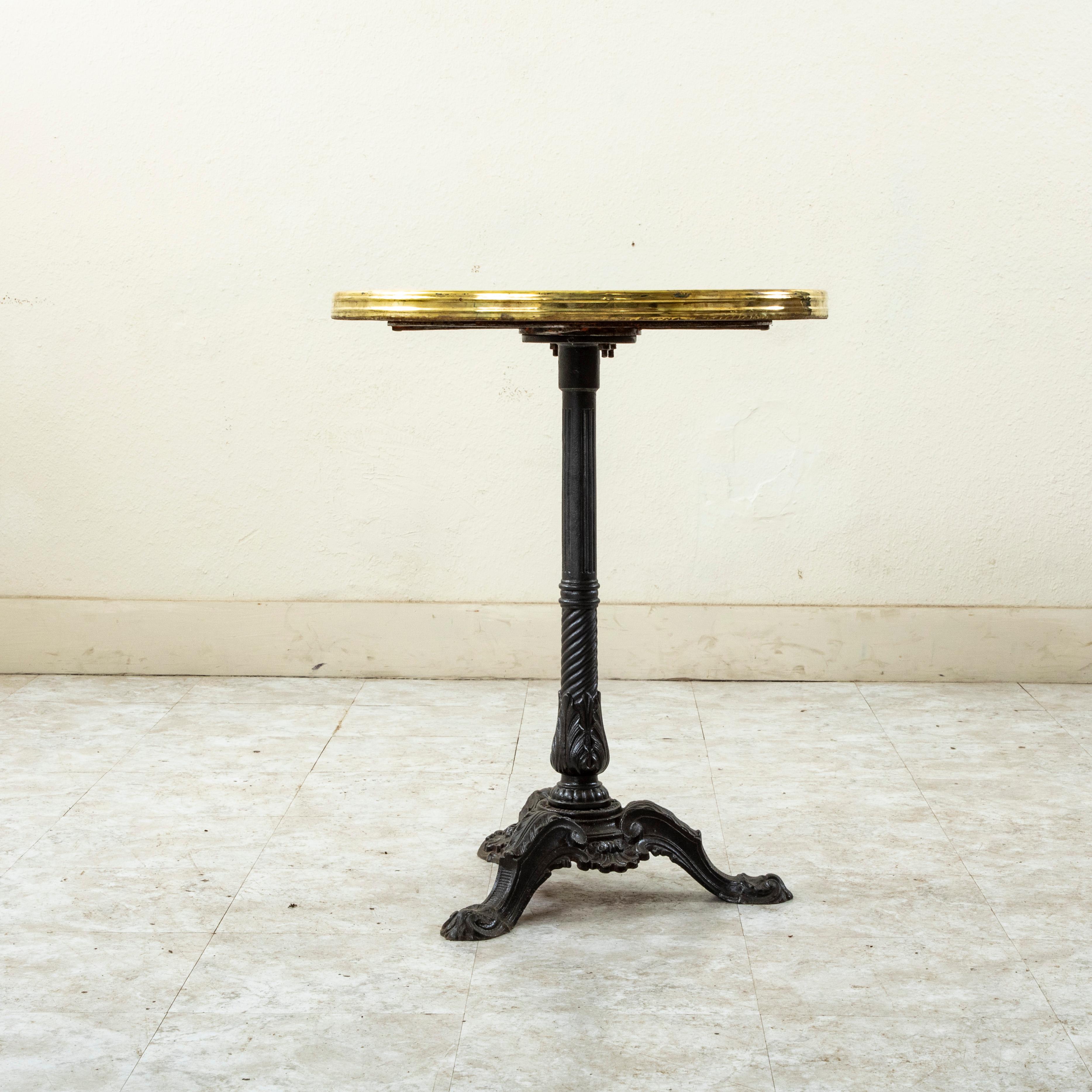 20ième siècle Table de bistrot ou table de café en fonte française du début du XXe siècle, plateau en Wood Wood, laiton en vente
