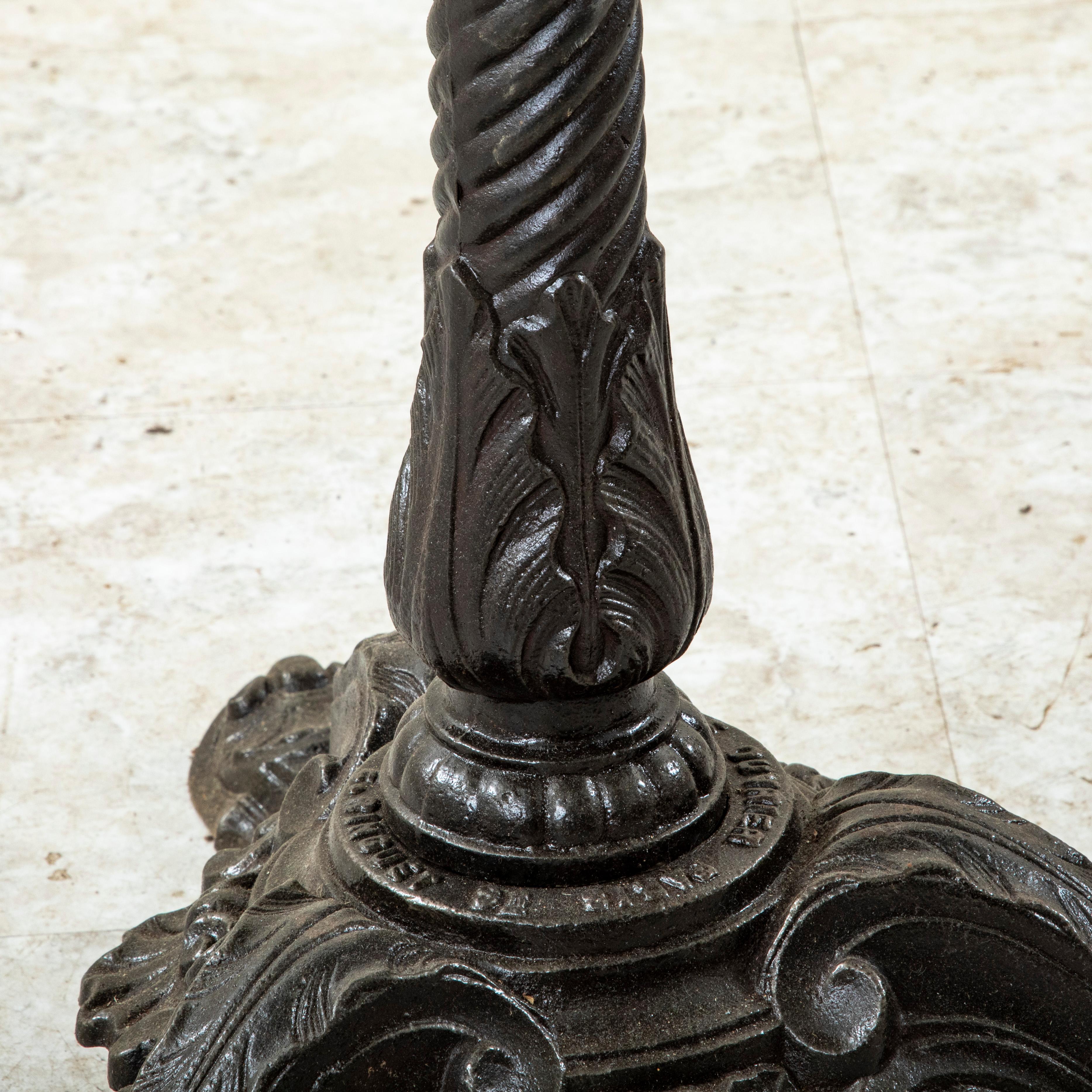 Table de bistrot ou table de café en fonte française du début du XXe siècle, plateau en Wood Wood, laiton en vente 7