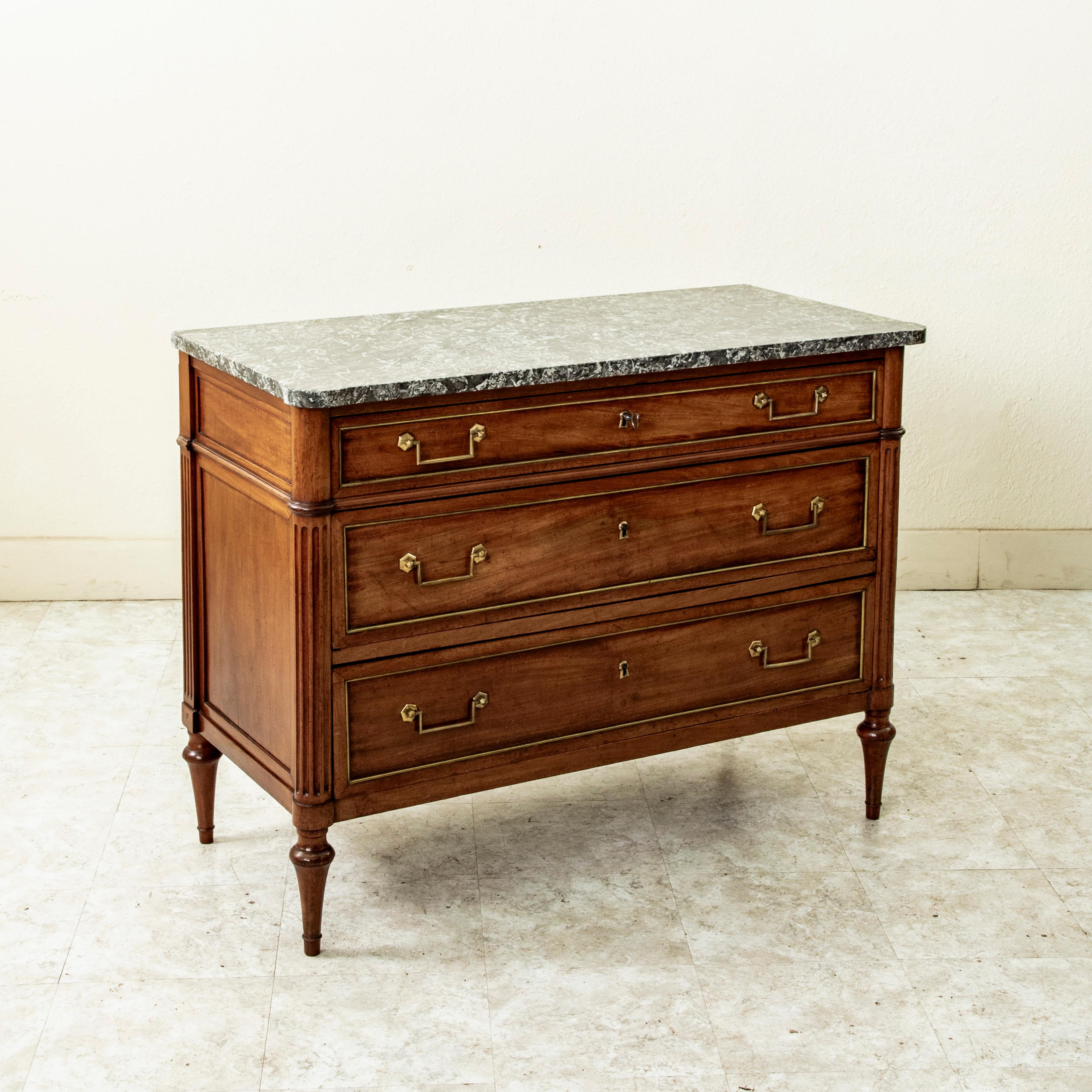 Français Commode, commode et buffet en acajou de style Louis XVI du XIXe siècle en vente