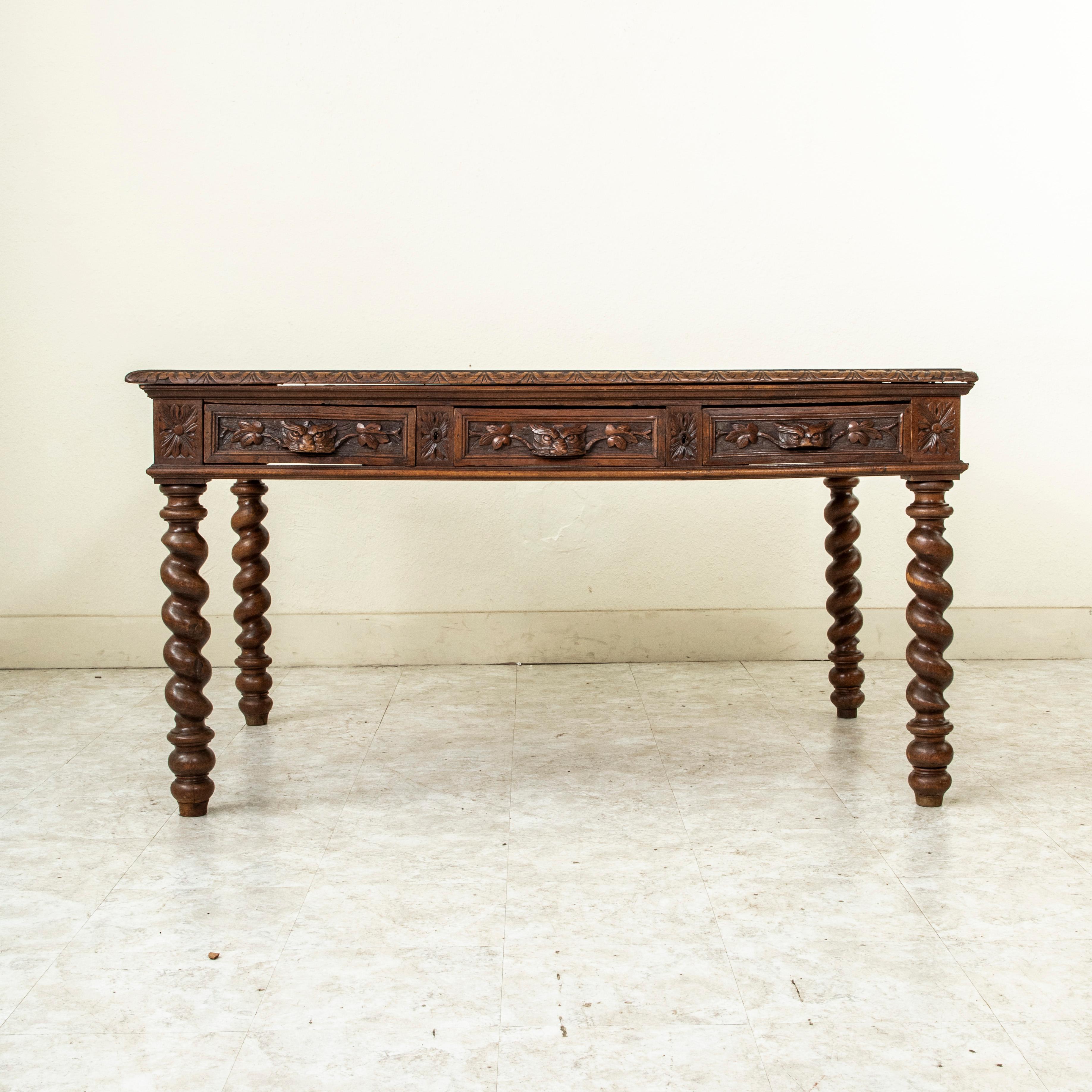 19. Jahrhundert Französisch HENRY II Hand geschnitzt Eiche Partner's Desk, Schubladen jeder Seite im Zustand „Gut“ im Angebot in Fayetteville, AR