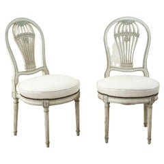 Paar französische Stühle im Louis-XVI-Stil mit lackierter Ballonlehne, Leder, Mitte des Jahrhunderts