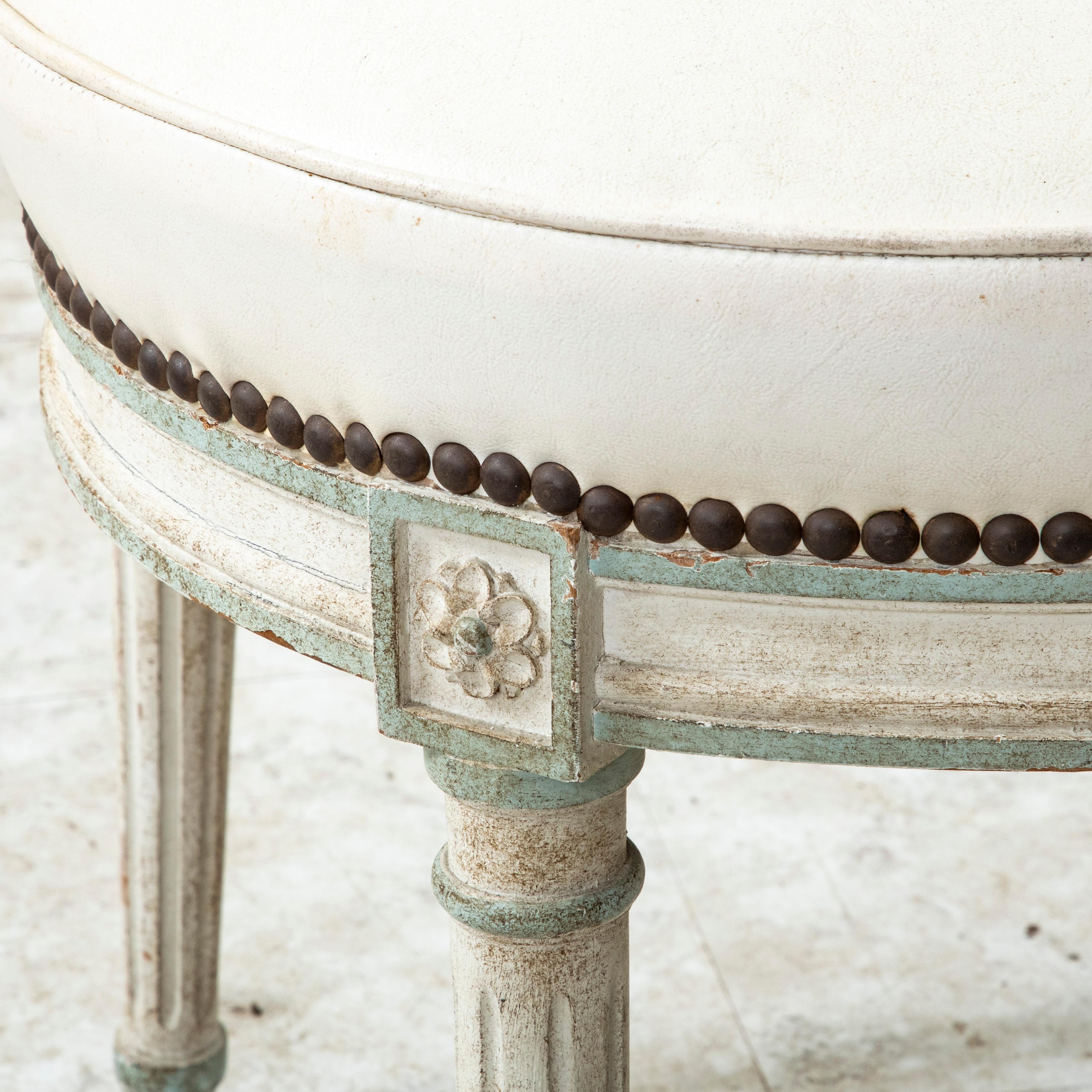 Paar französische Stühle im Louis-XVI-Stil mit lackierter Ballonlehne, Leder, Mitte des Jahrhunderts im Angebot 3