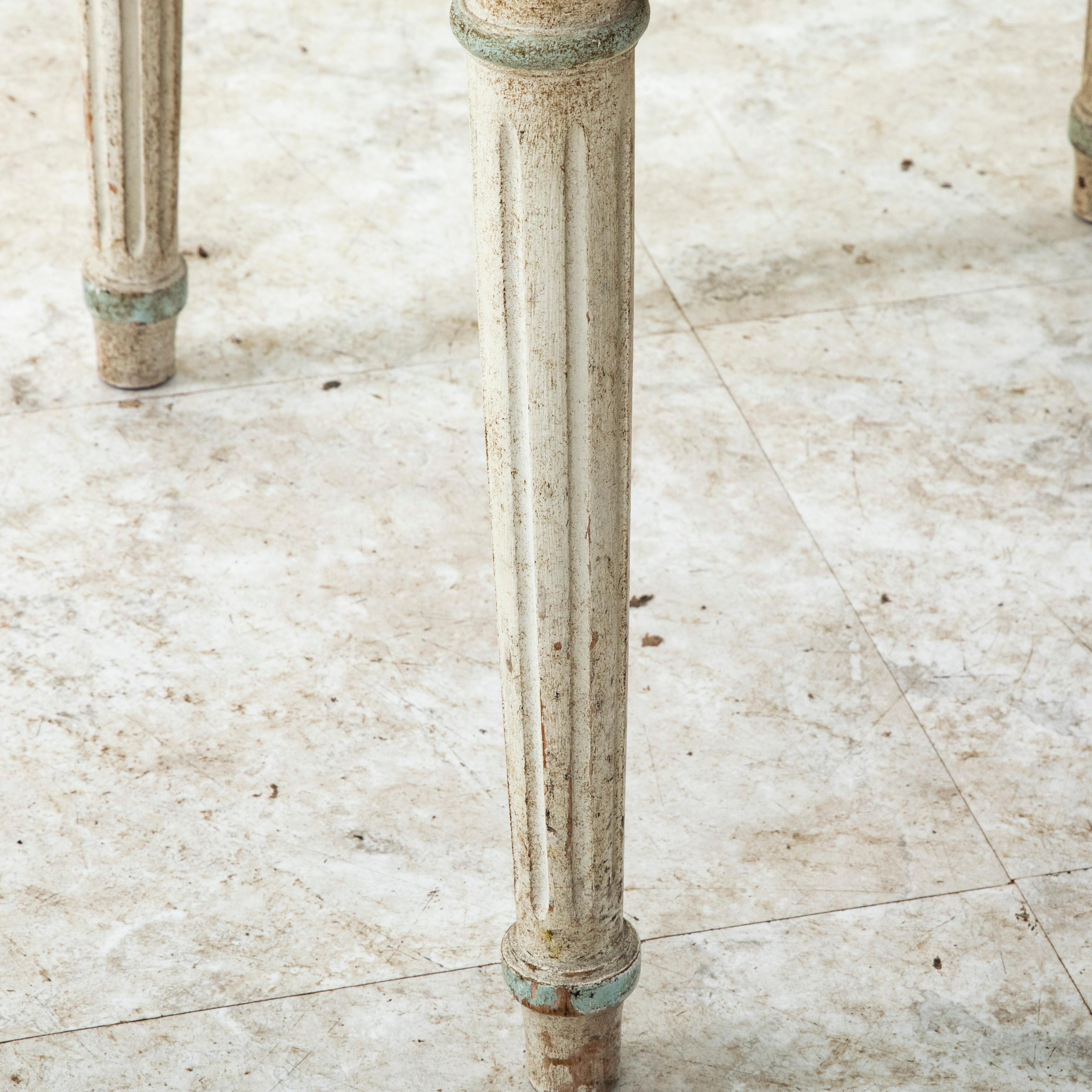 Paar französische Stühle im Louis-XVI-Stil mit lackierter Ballonlehne, Leder, Mitte des Jahrhunderts im Angebot 4