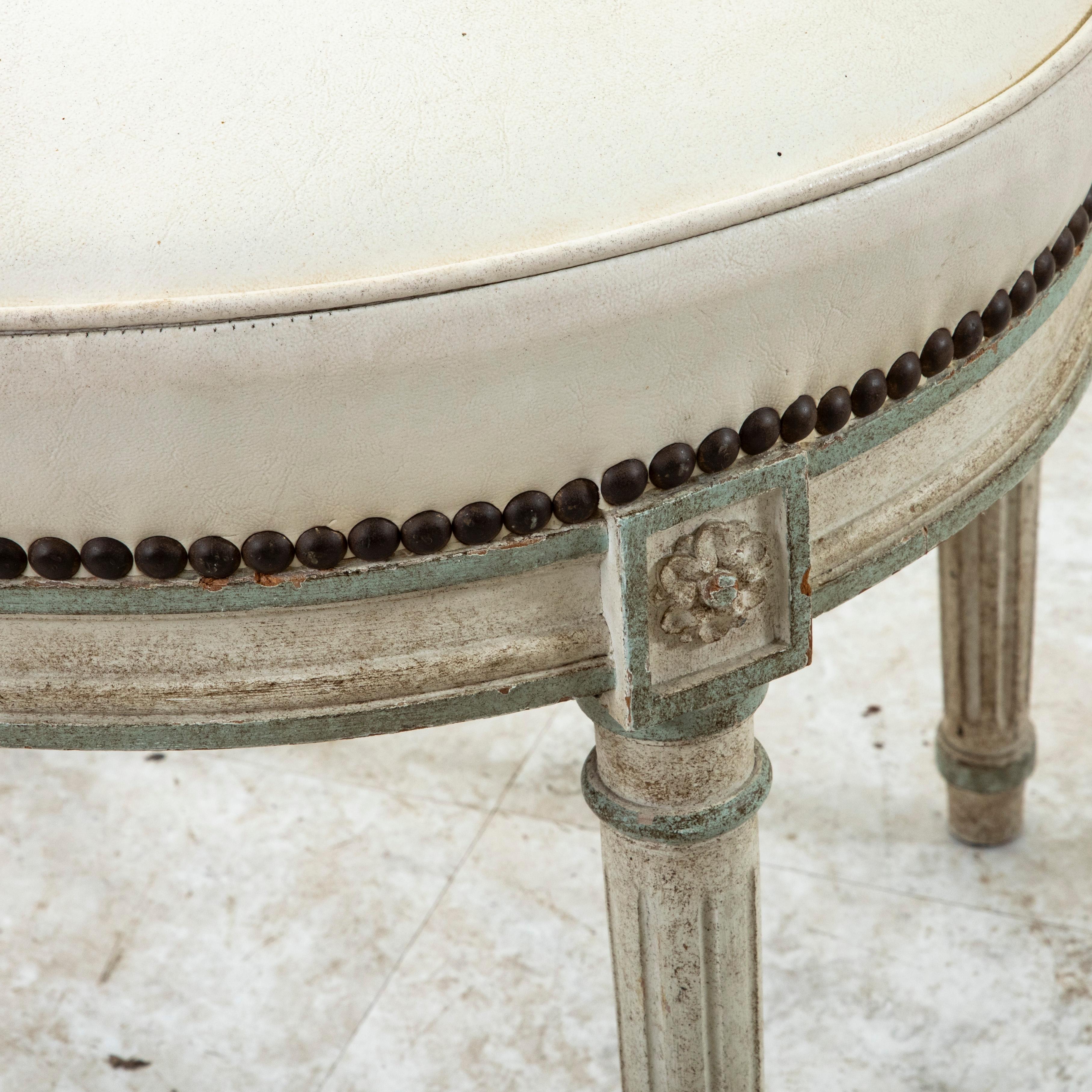 Paar französische Stühle im Louis-XVI-Stil mit lackierter Ballonlehne, Leder, Mitte des Jahrhunderts im Angebot 5