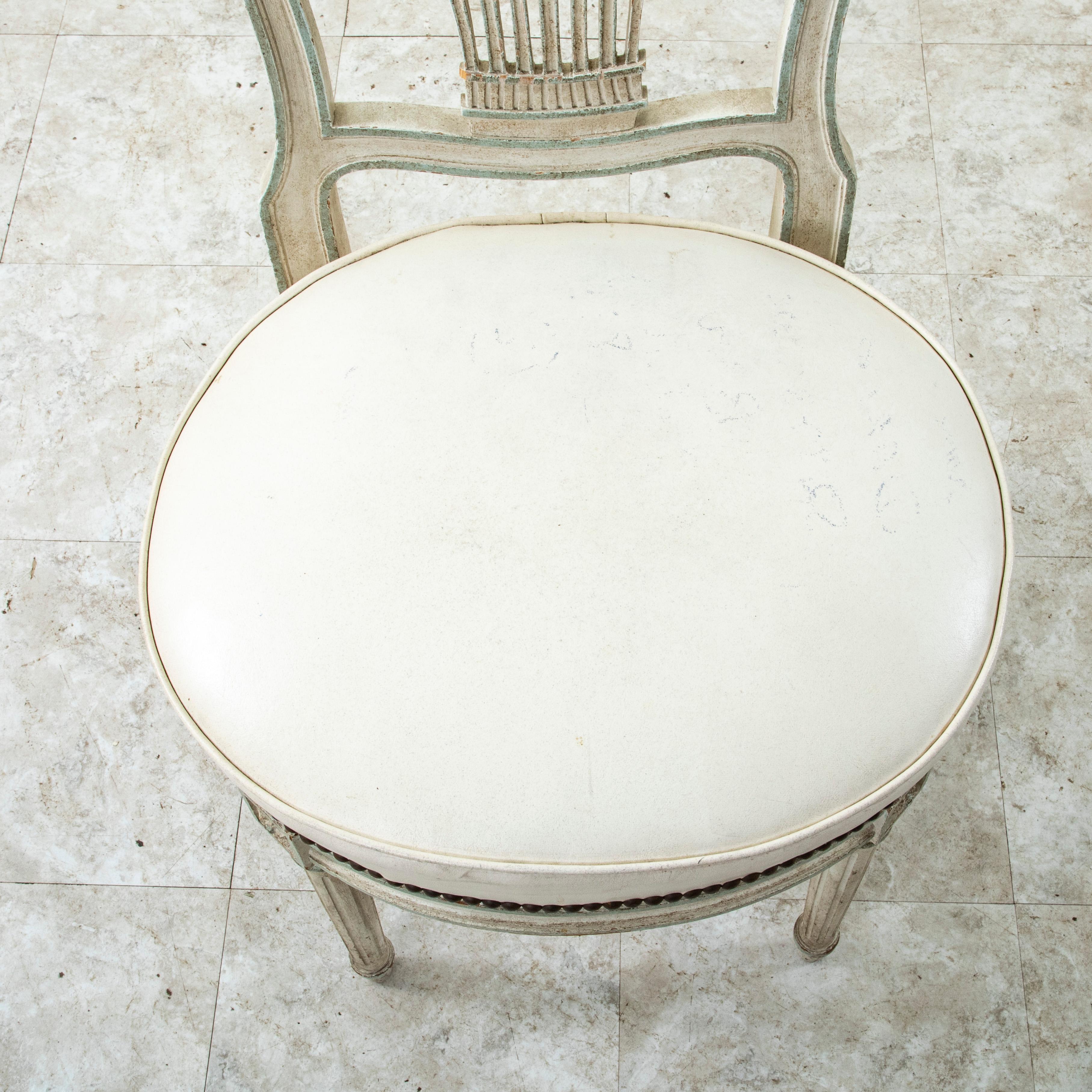Paar französische Stühle im Louis-XVI-Stil mit lackierter Ballonlehne, Leder, Mitte des Jahrhunderts im Angebot 9