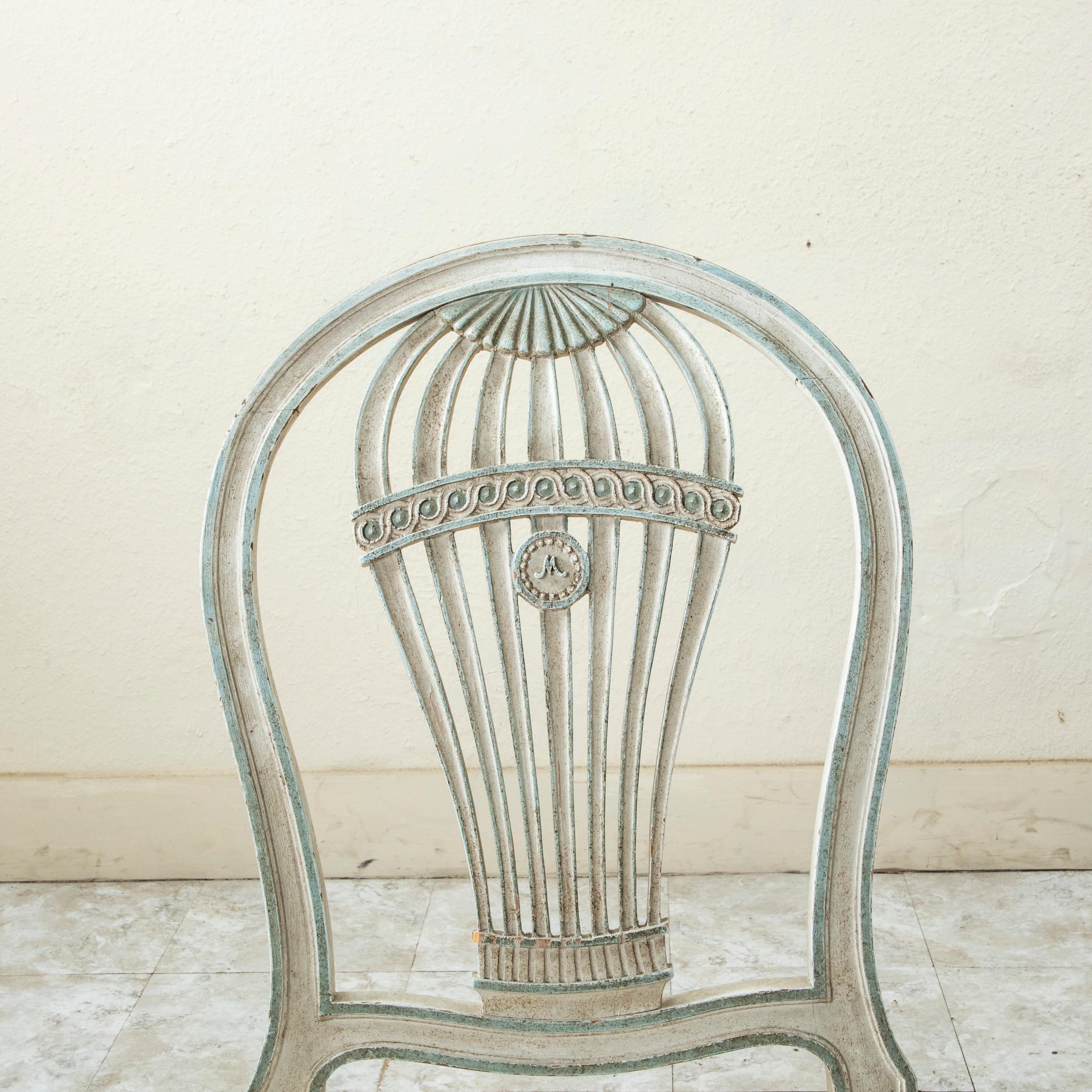 Paar französische Stühle im Louis-XVI-Stil mit lackierter Ballonlehne, Leder, Mitte des Jahrhunderts im Angebot 8
