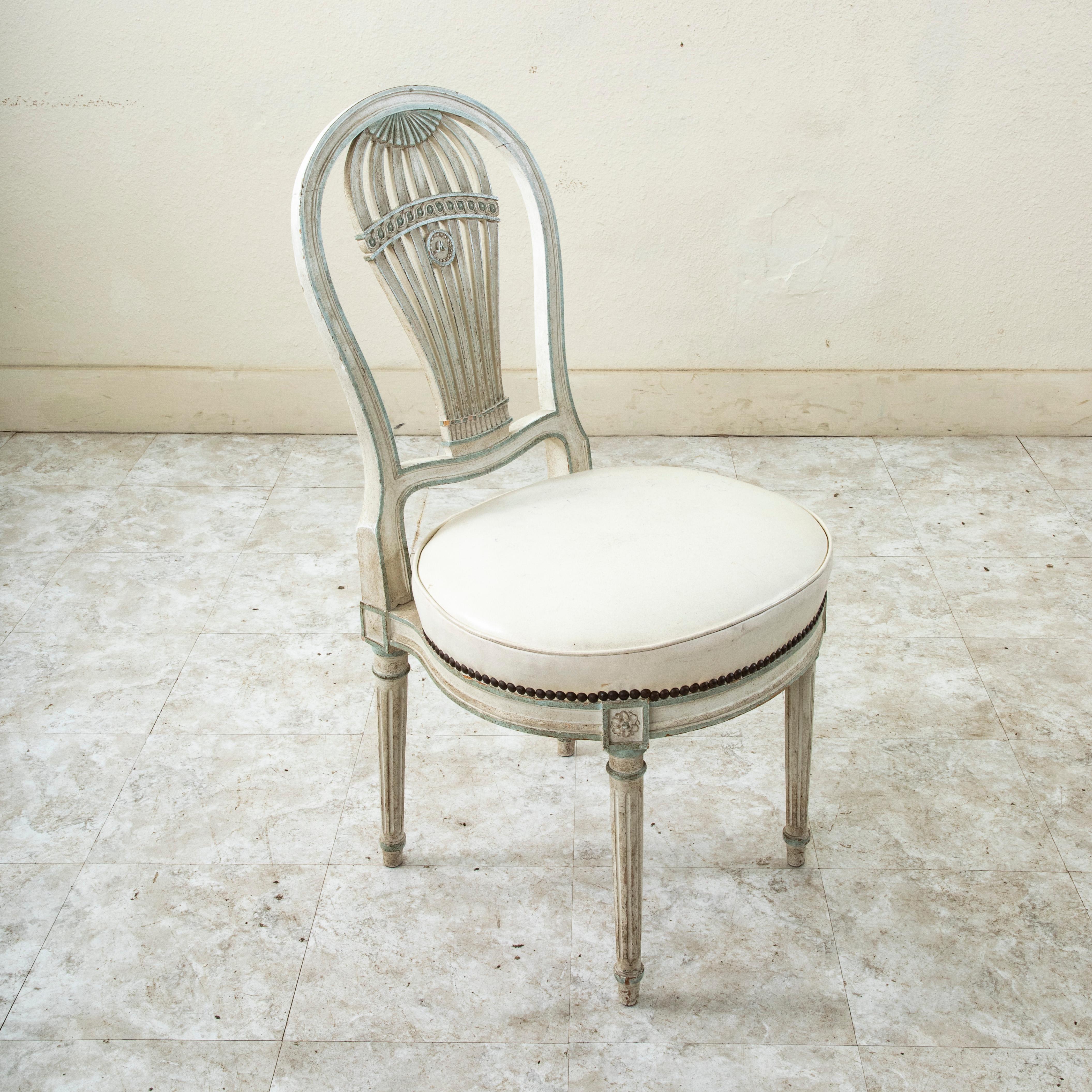 Paar französische Stühle im Louis-XVI-Stil mit lackierter Ballonlehne, Leder, Mitte des Jahrhunderts im Angebot 7