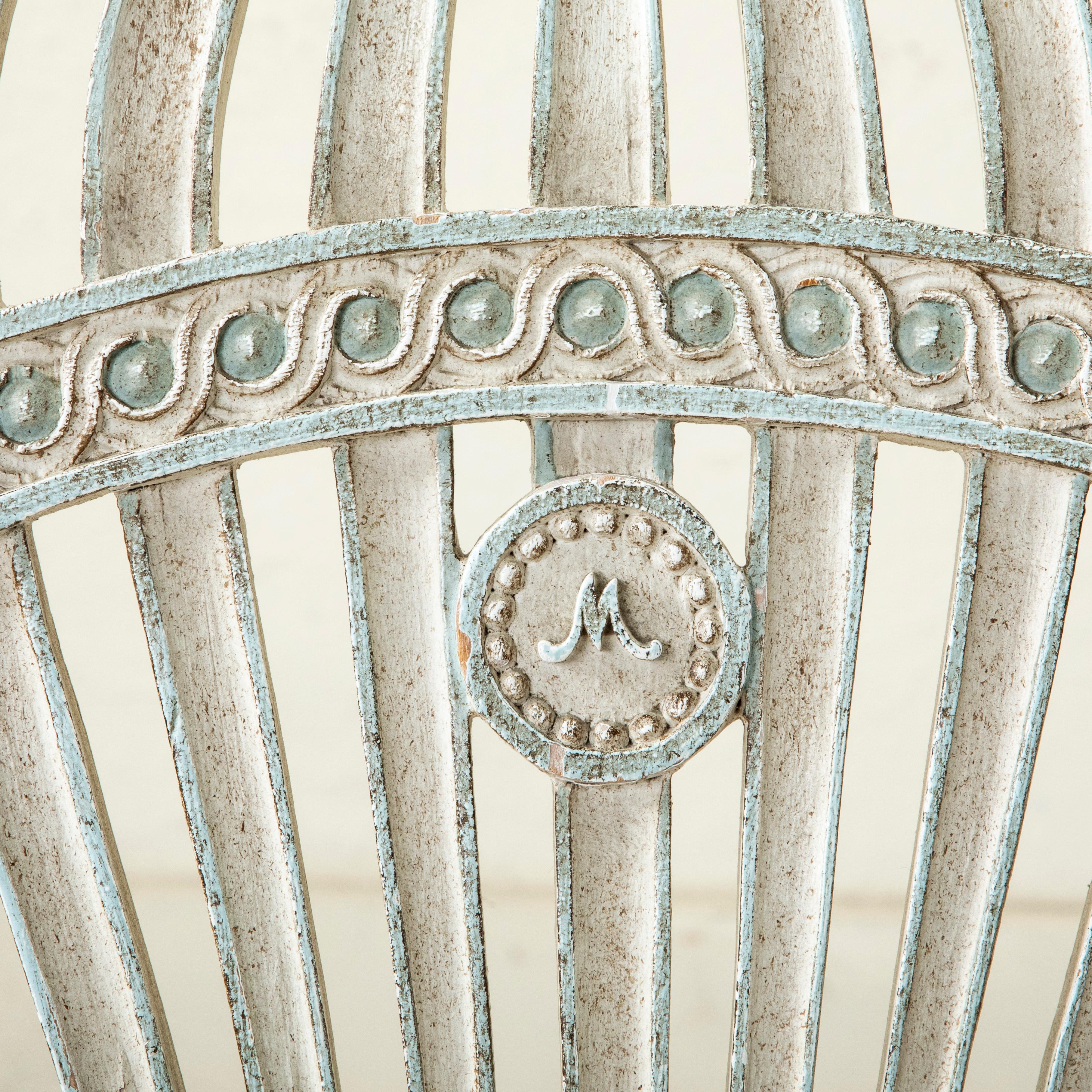 Paar französische Stühle im Louis-XVI-Stil mit lackierter Ballonlehne, Leder, Mitte des Jahrhunderts im Angebot 11