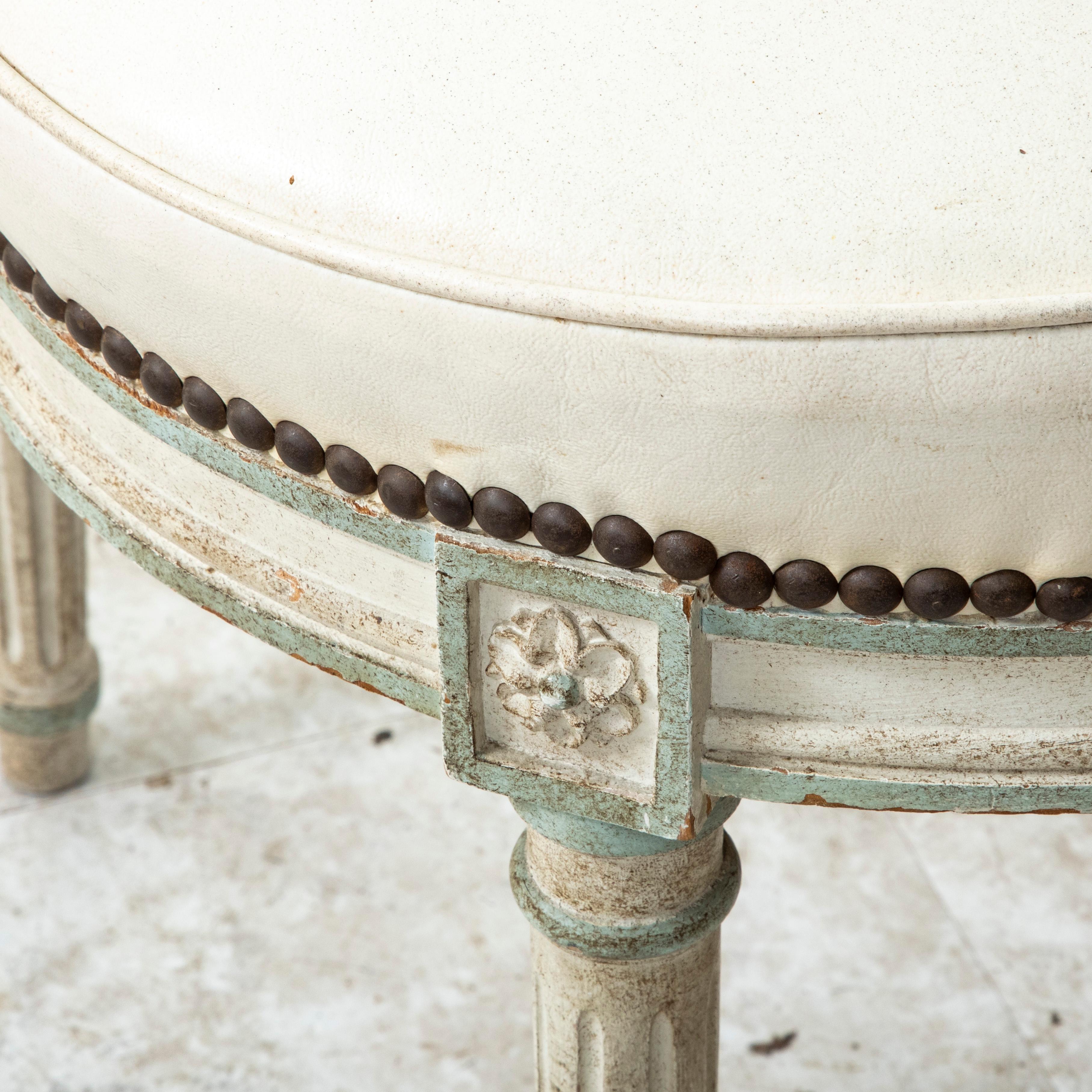 Paar französische Stühle im Louis-XVI-Stil mit lackierter Ballonlehne, Leder, Mitte des Jahrhunderts im Angebot 13