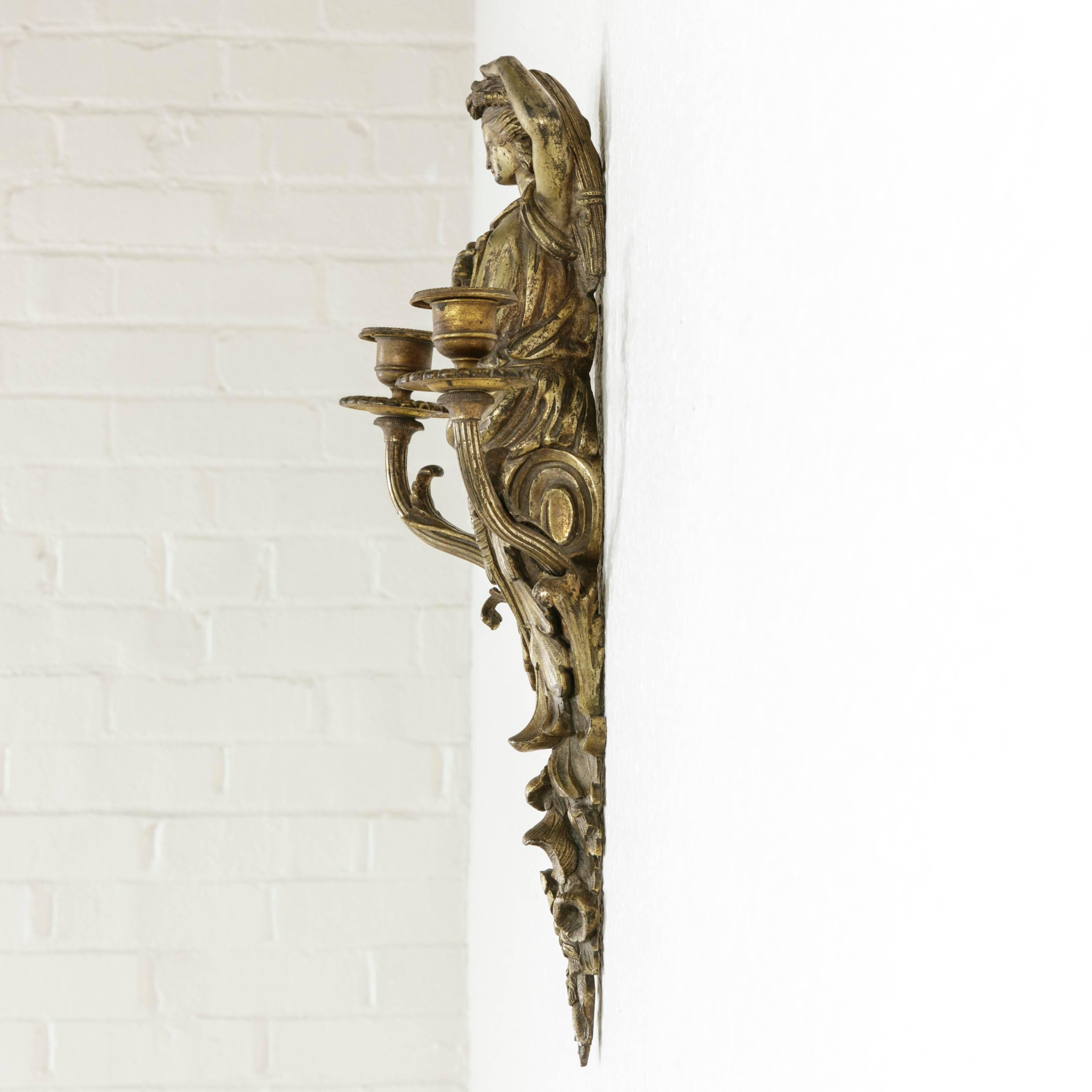 Large Napoleon III Period French Bronze Wall Sconce of Classical Female Figure  In Good Condition For Sale In Fayetteville, AR