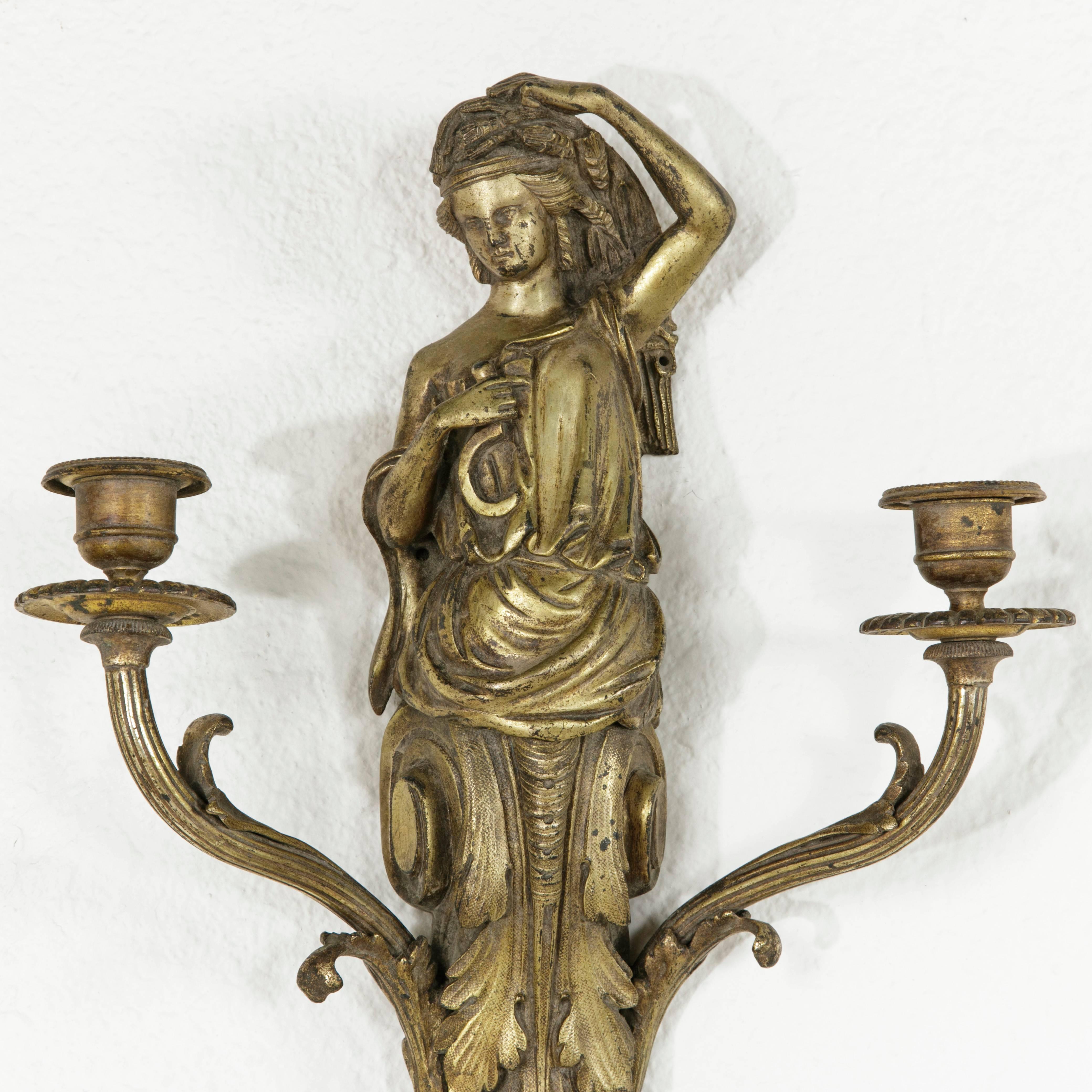 Großer französischer Bronze-Wandleuchter aus der Zeit Napoleons III. mit klassischer weiblicher Figur  im Angebot 1
