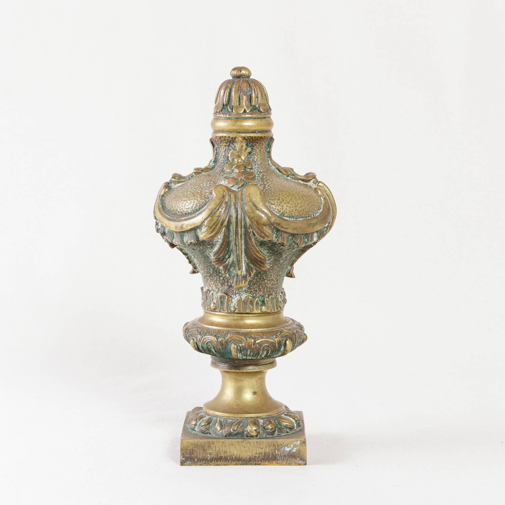 An architectural piece from late 19th century France, this bronze staircase finial will lend its unique form to a bannister or add a decorative element to a bookcase or tablescape. Its elements of French design include florets, trumpet lilies, and