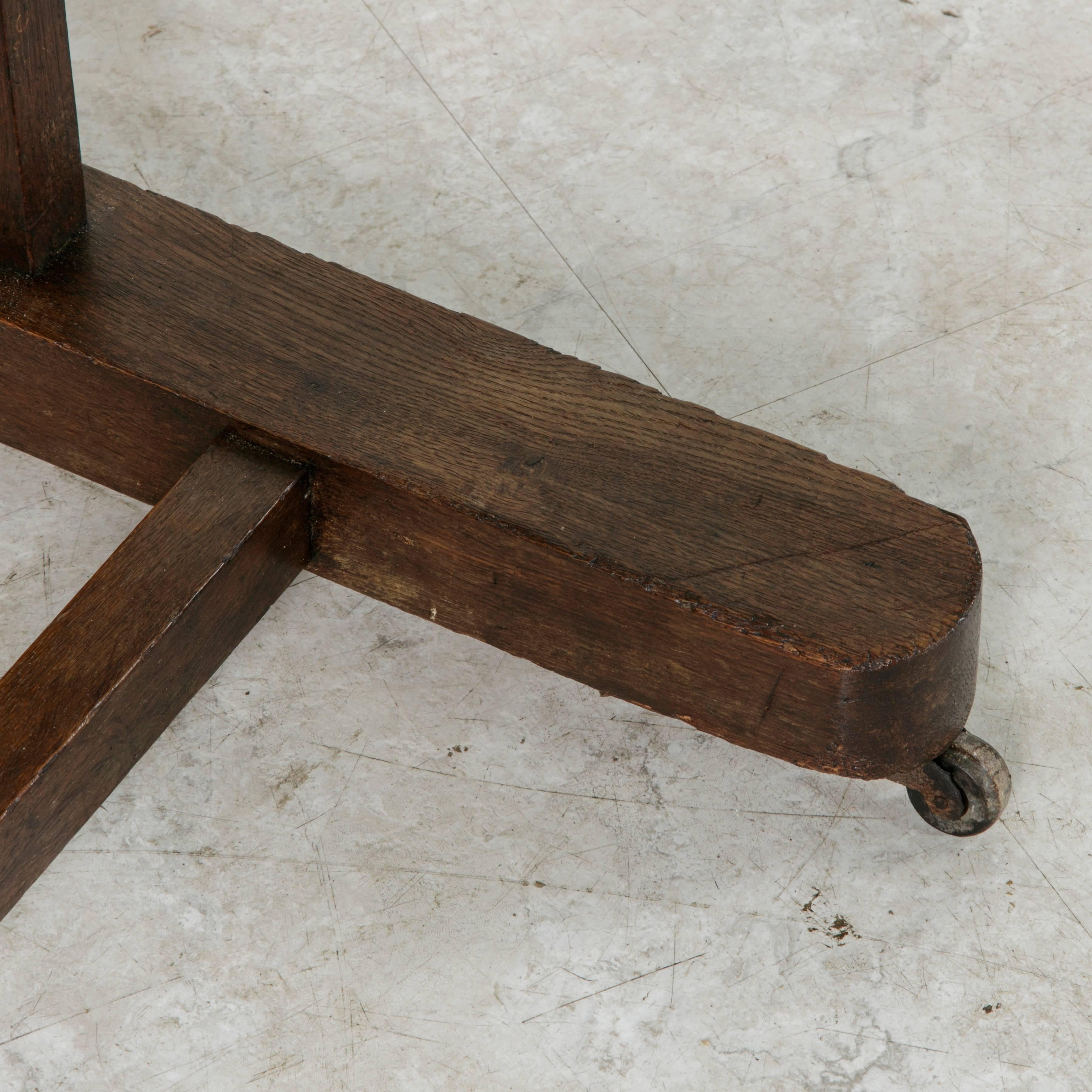 Early 20th Century French Oak Floor Easel with Adjustable Tray and Crank In Good Condition In Fayetteville, AR