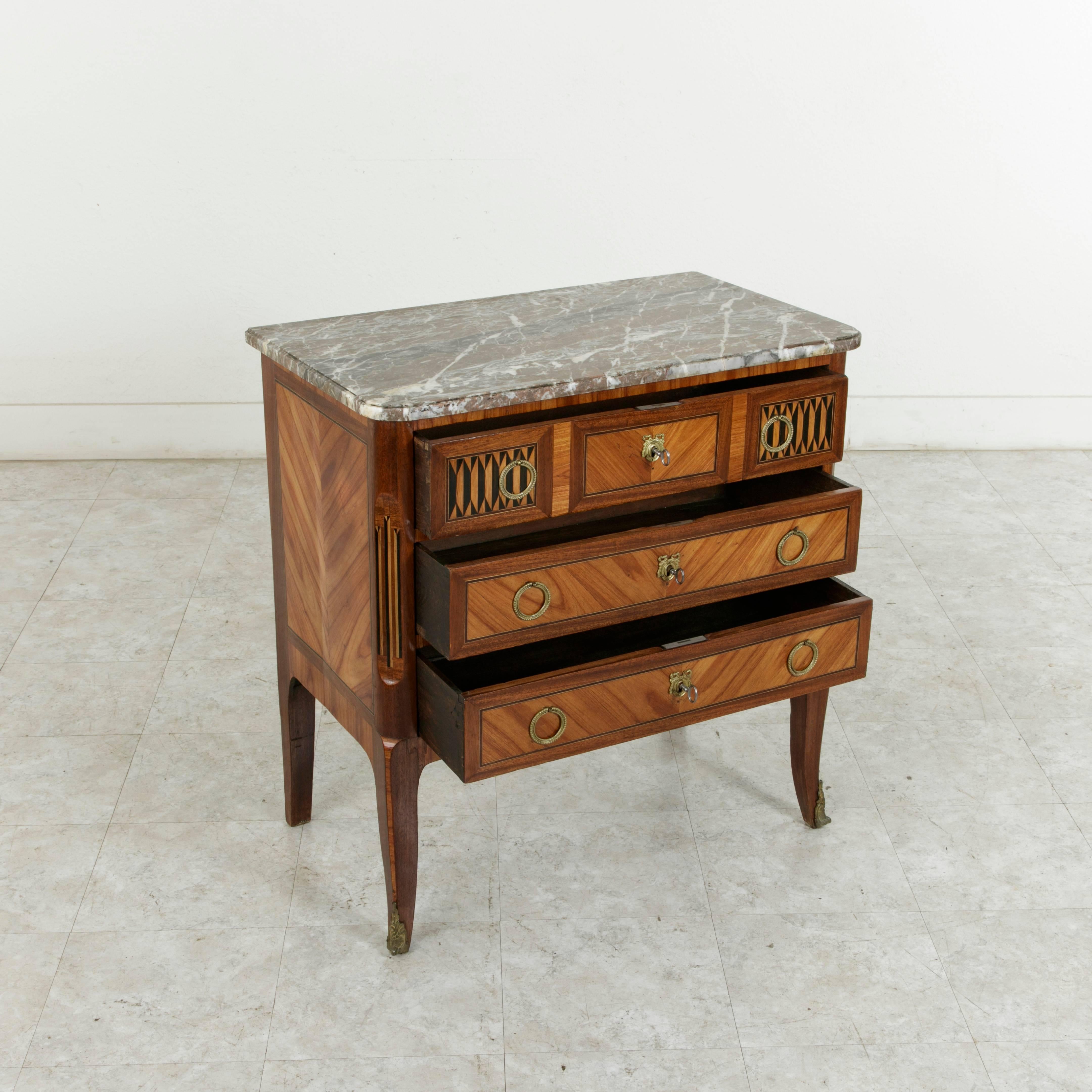 Small-Scale French Transition Style Marquetry Commode, Chest, Nightstand In Excellent Condition In Fayetteville, AR