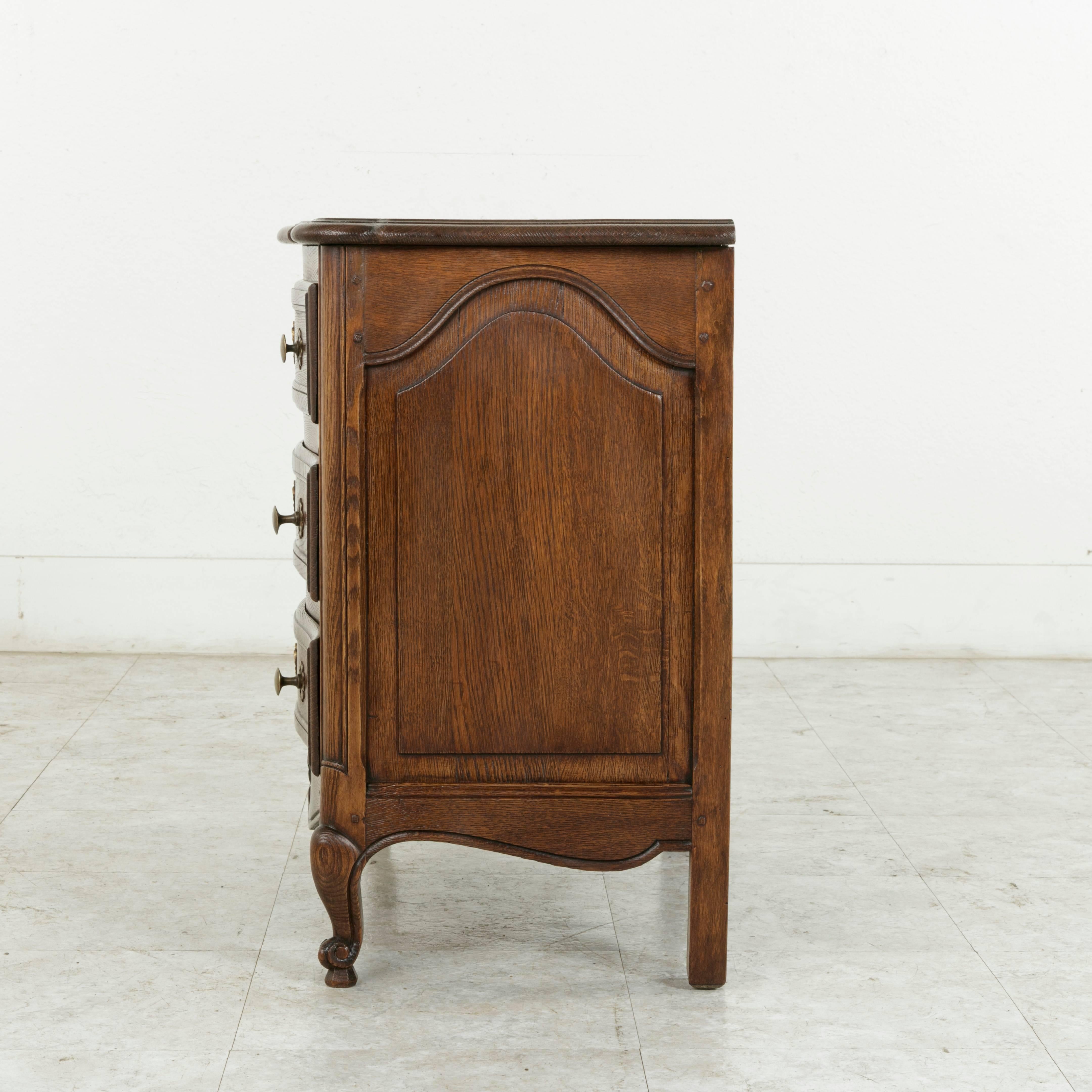 Early 20th Century French Louis XV Style Hand-Carved Oak Nightstand, Small Chest In Good Condition In Fayetteville, AR