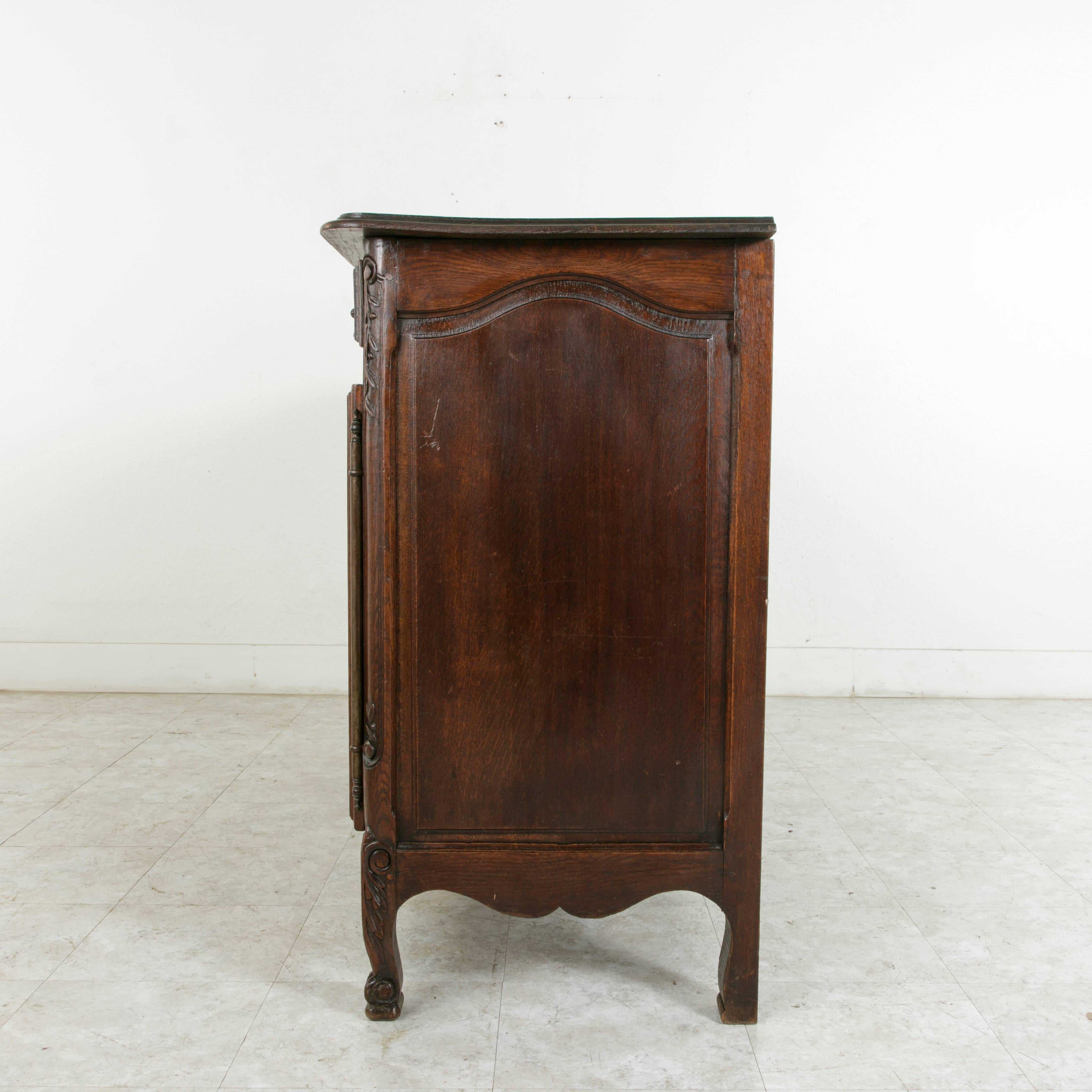 Early 20th Century French Louis XV Style Hand-Carved Oak Enfilade or Sideboard In Excellent Condition In Fayetteville, AR