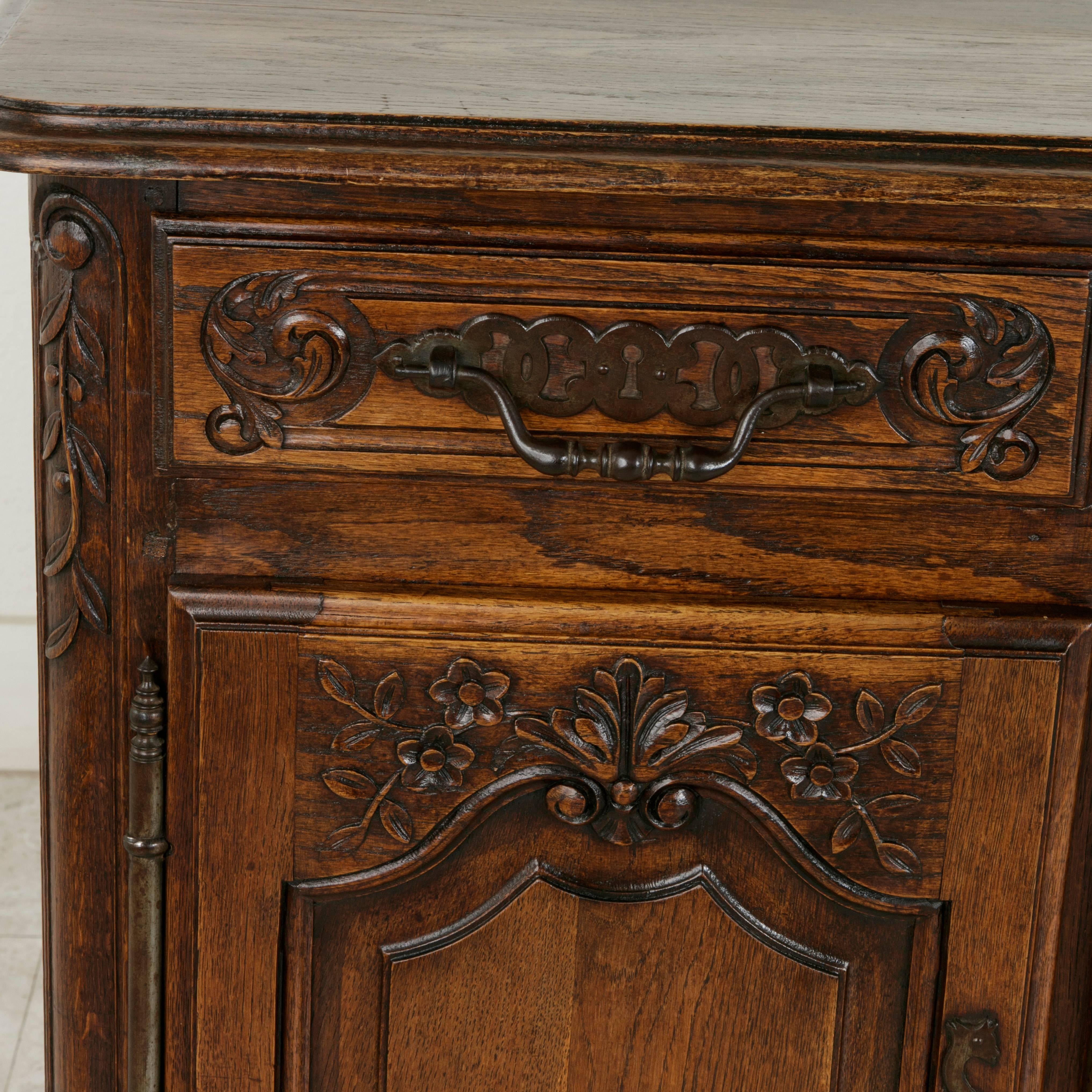 Early 20th Century French Louis XV Style Hand-Carved Oak Enfilade or Sideboard 4