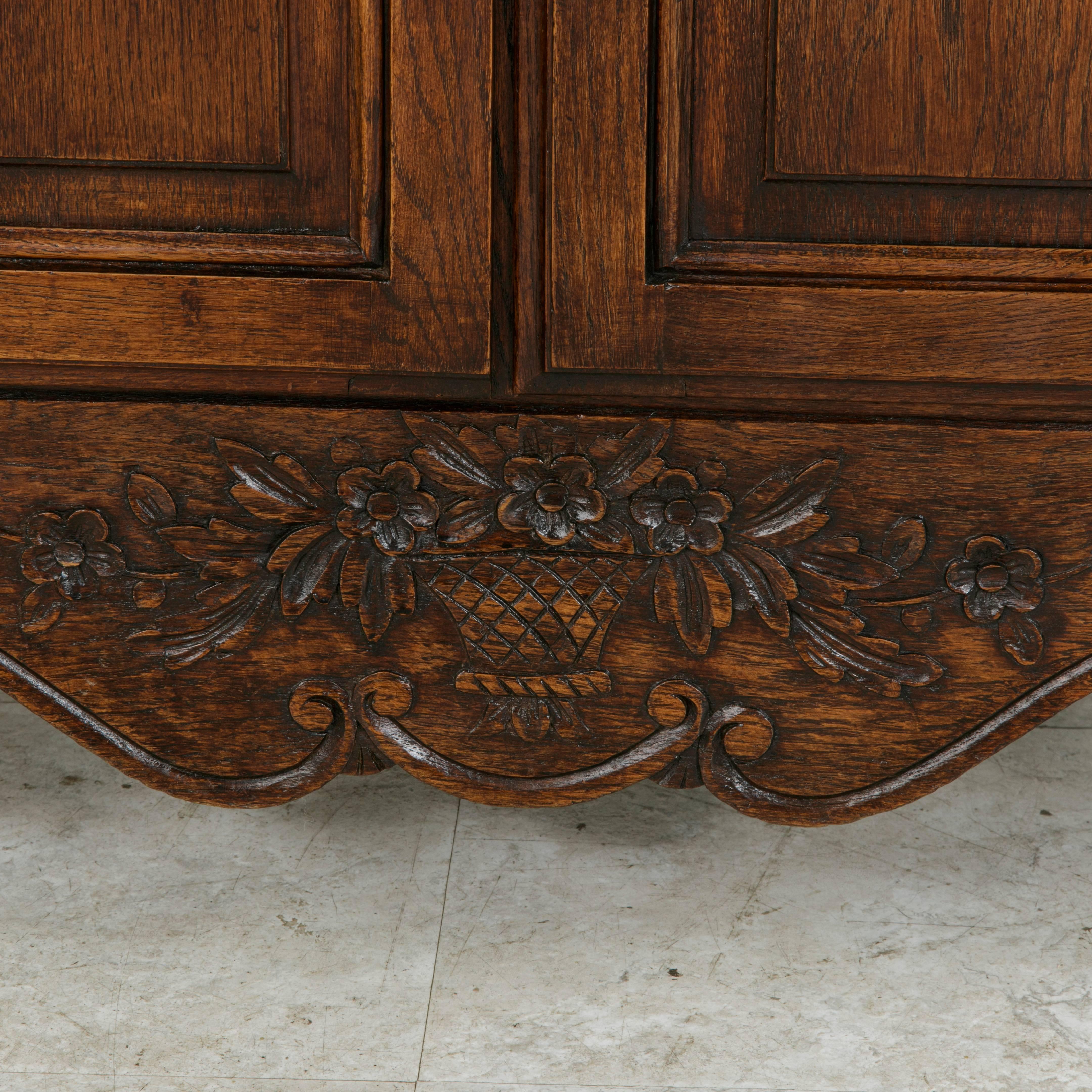 Early 20th Century French Louis XV Style Hand-Carved Oak Enfilade or Sideboard 3