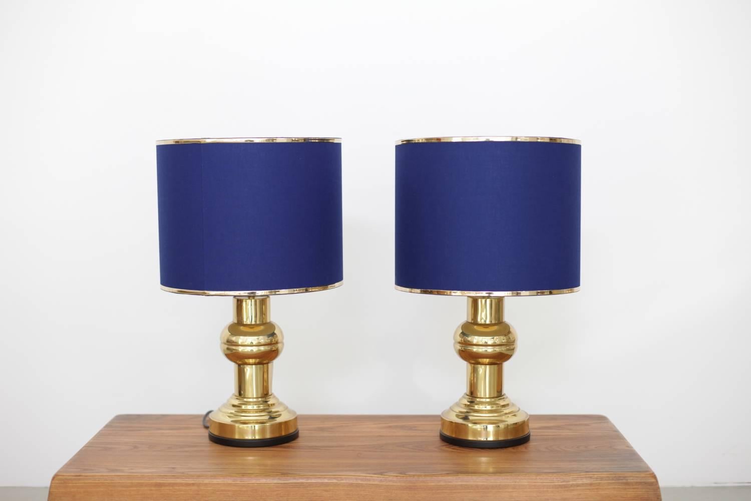 A stunning set of two massive Art Deco style table lamps with dark blue shades in excellent condition. 
To be on the the safe side, the lamp should be checked locally by a specialist concerning local requirements.

2 x E 27.
