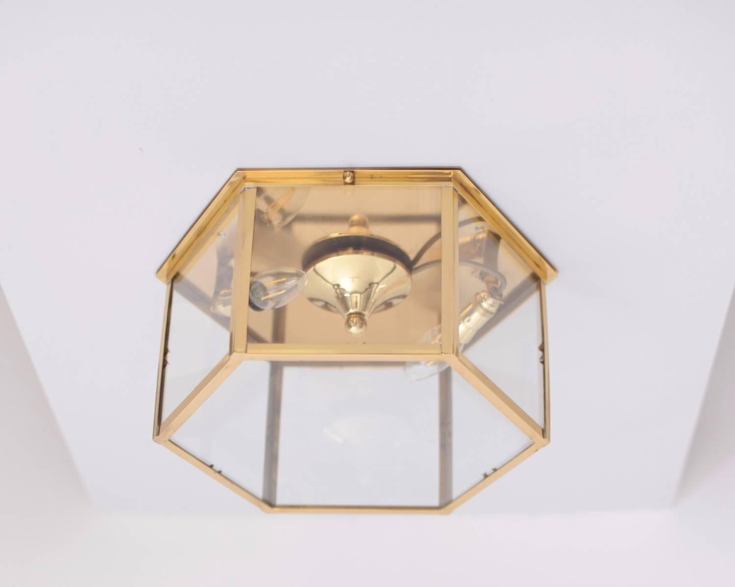 Merveilleuses montures encastrées en laiton et en verre des années 1960. Les lampes proviennent d'une bibliothèque de Hambourg et sont de fabrication haut de gamme.
Pour plus de sécurité, la lampe doit être vérifiée localement par un spécialiste en
