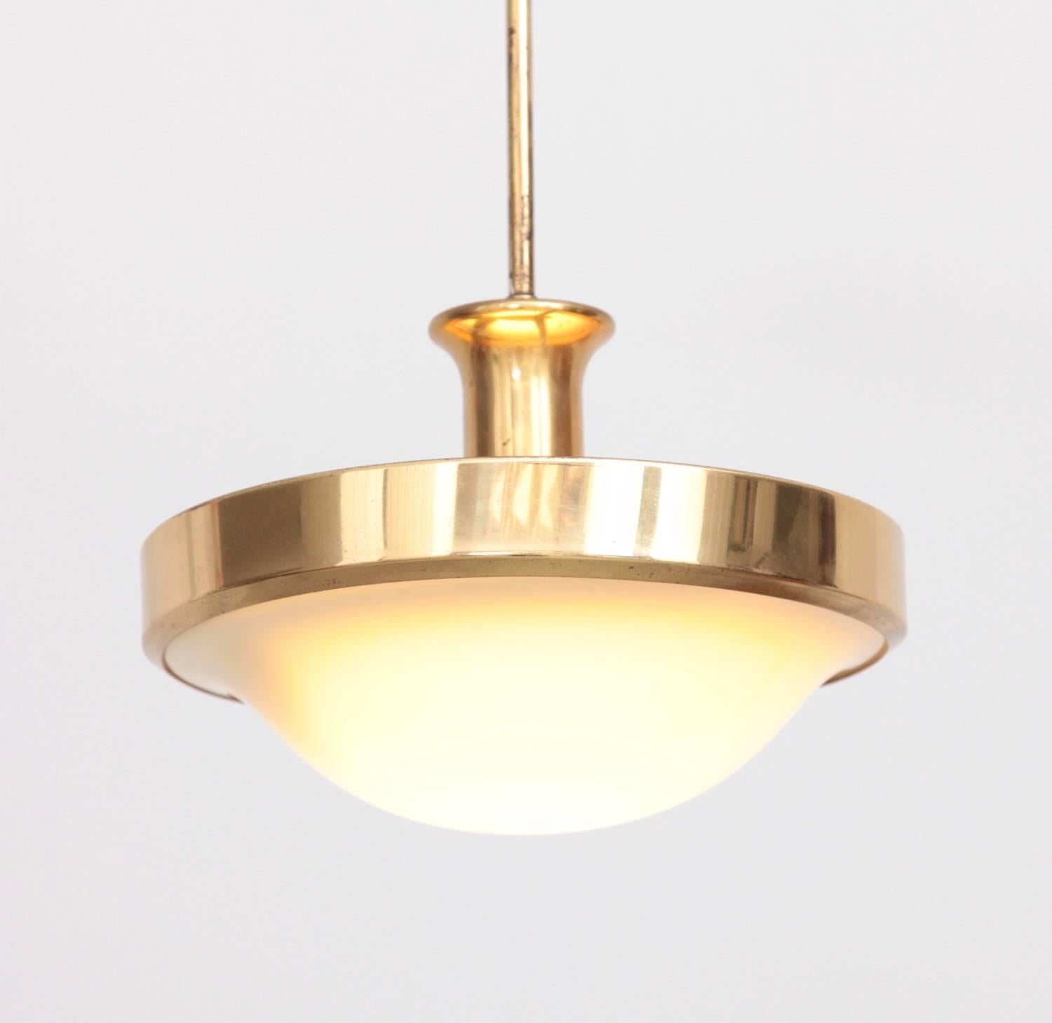 A unique Art Deco brass pendant lamp from the 1920s in excellent original condition.
1 x E27.
To be on the the safe side, the lamp should be checked locally by a specialist concerning local requirements.