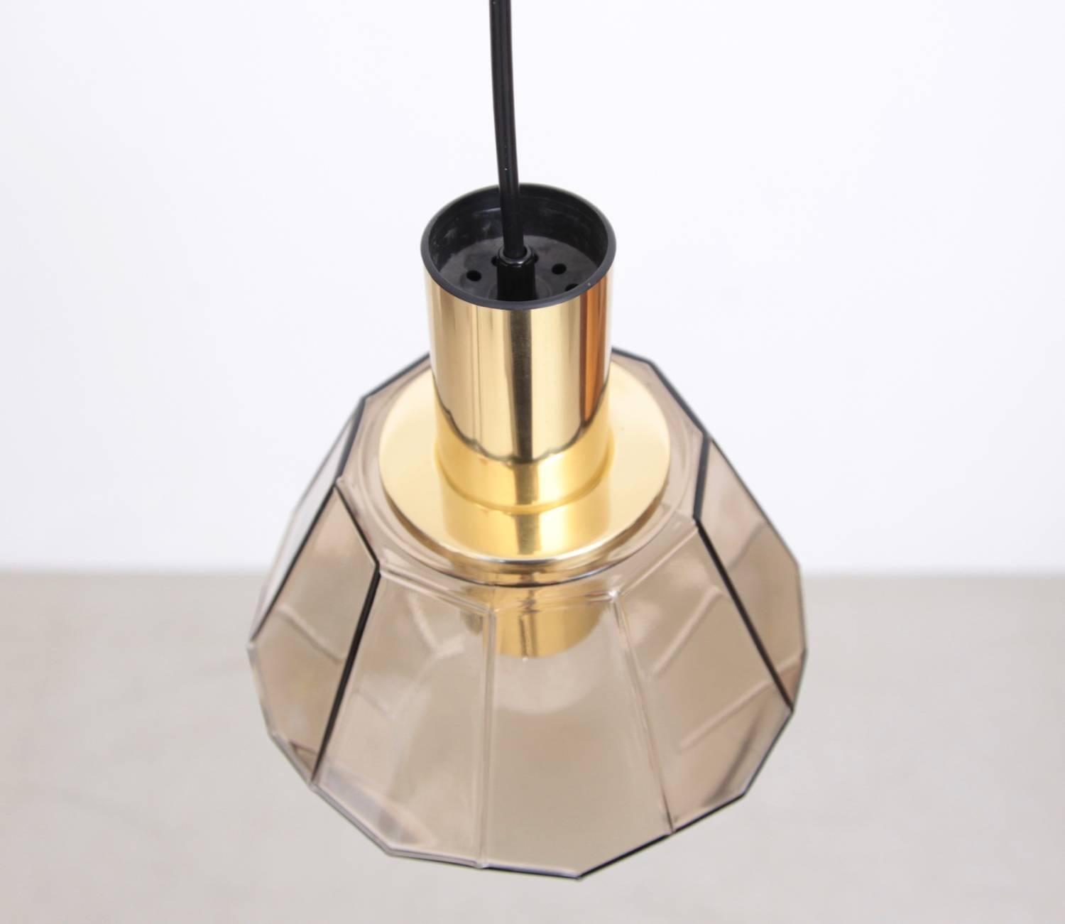 Lantern style smoked glass and brass pendant lamp by Glashütte Limburg, Germany, from the 1960s in excellent condition. 12 pieces available.

Measures: 1 x E27.