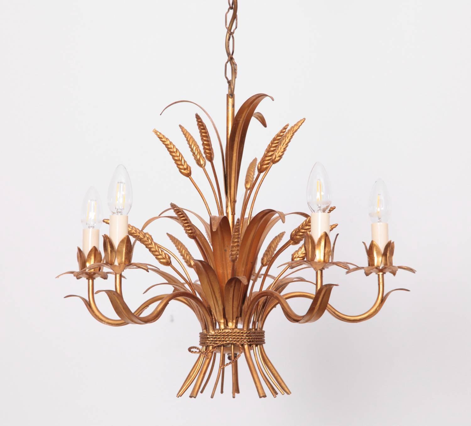 Stunning Florentine style chandelier made in Italy in the 1970s. 
Its Florentine-gold finish fits perfectly with a glamorous Hollywood Regency look. Excellent condition! 

5 x E14.
To be on the the safe side, the lamp should be checked locally by a