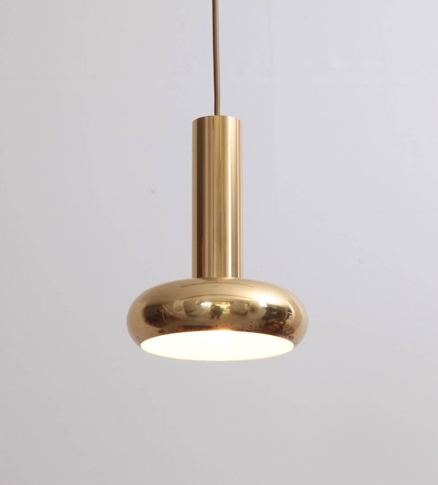 Danish modern pendant lamp with 1 x E27 /model A fitting.
No dents!
To be on the the safe side, the lamp should be checked locally by a specialist concerning local requirements. This is our last piece!
