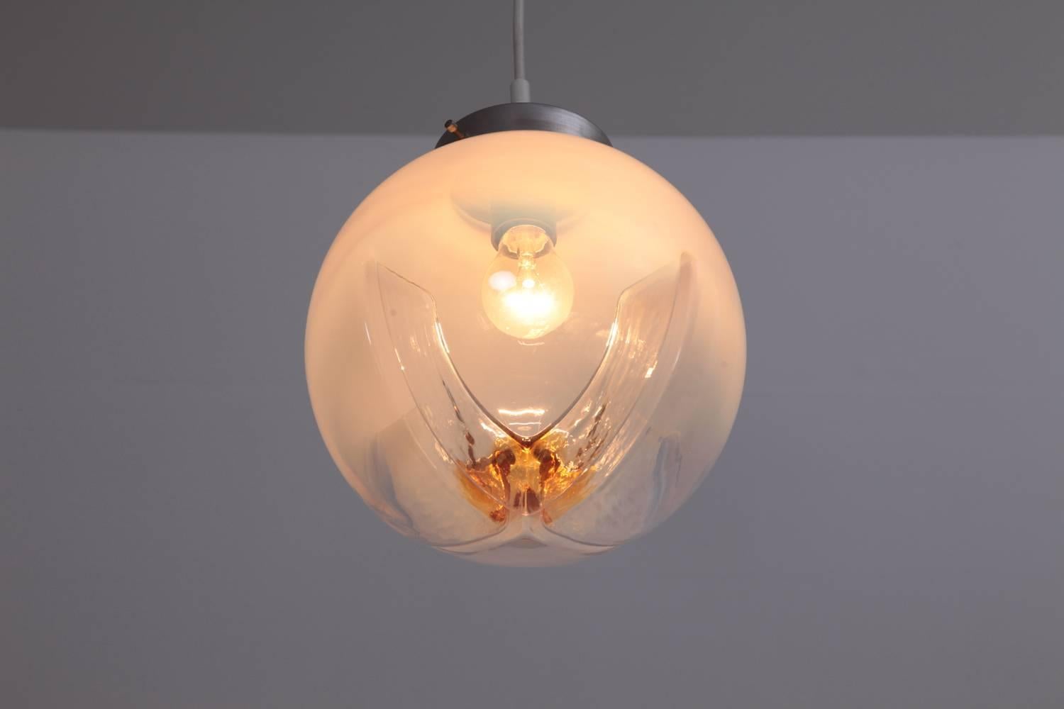 lampe suspendue des années 1970 avec globes en verre dépoli à transparent avec inclusions d'ambre par Mazzega.
Pour plus de sécurité, la lampe doit être contrôlée localement par un spécialiste en fonction des exigences locales.