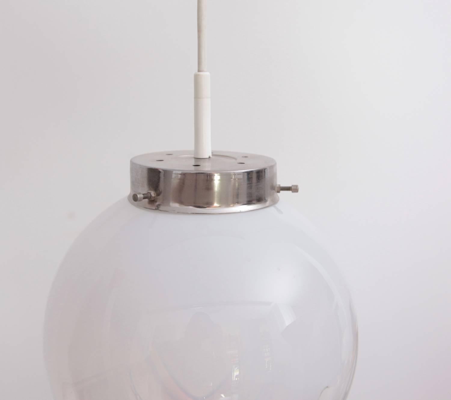 italien Lampe à suspension avec globes en verre dépoli sur oreille avec inclusions d'ambre, Italie, 1970 en vente
