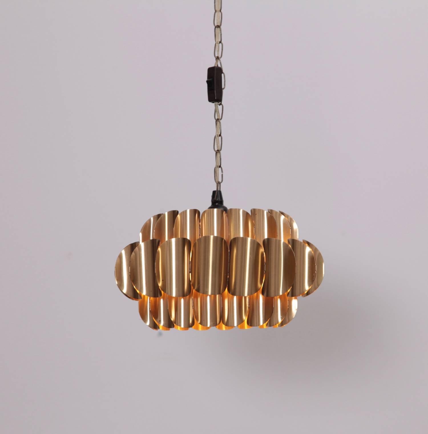 Stunning pendant in brass designed by Hans Agne Jakobsson. Made in Sweden in the 1960s. Great original condition.
To be on the the safe side, the lamp should be checked locally by a specialist concerning local requirements.

