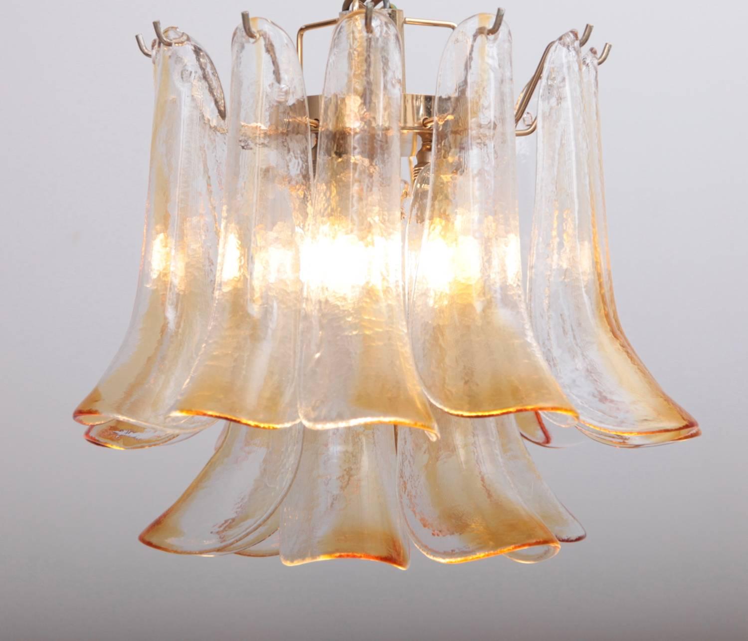 Pair of 1960s chandelier in clear and amber tinted Murano glass. Three E14 fittings.


  