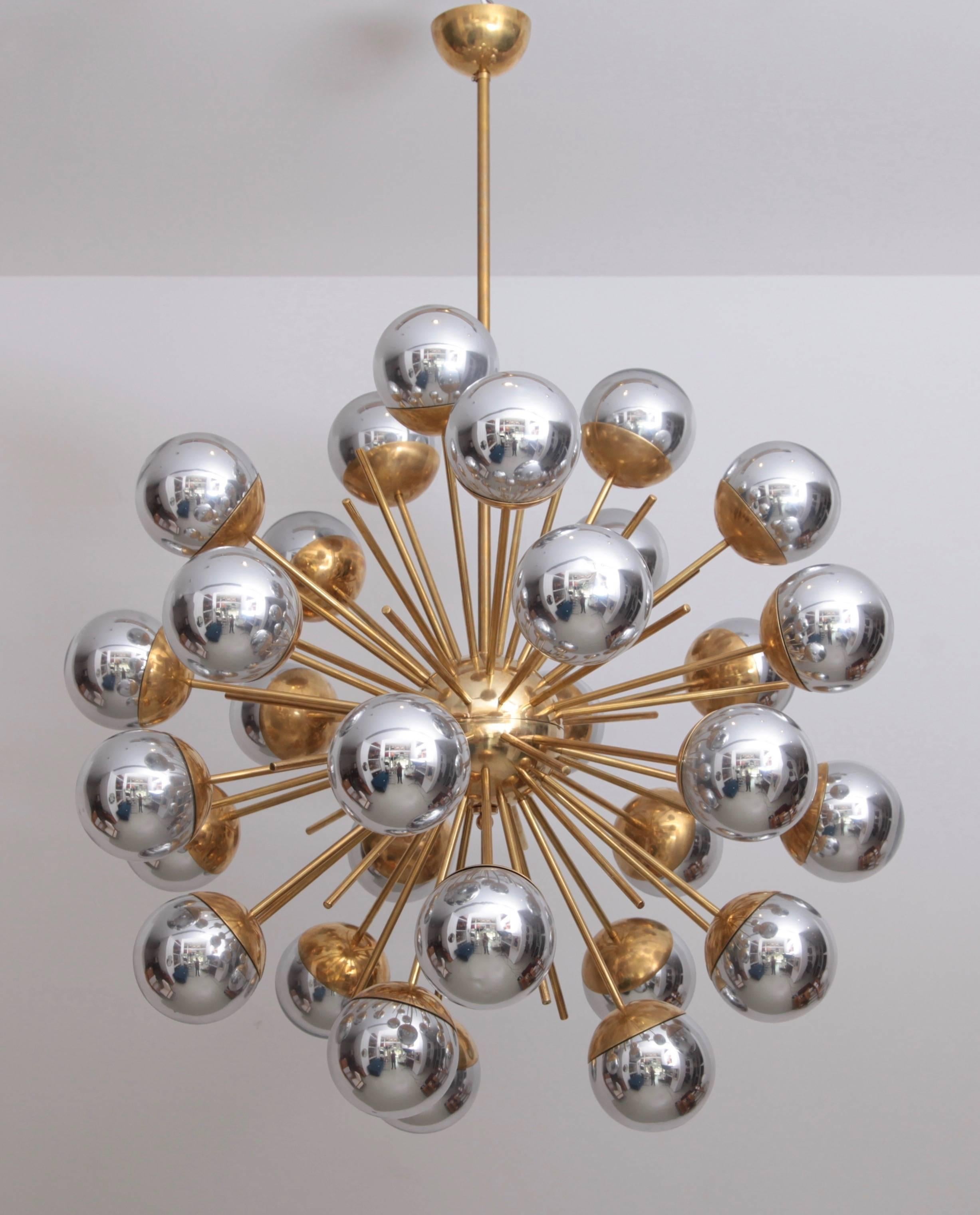 Exceptionnel grand lustre Sputnik en verre de Murano et laiton à la manière de Stilnovo. Le lustre a une taille très impressionnante et attire le regard dans toutes les pièces. La lumière passe par les boules de miroir sur les côtés et ressemble à