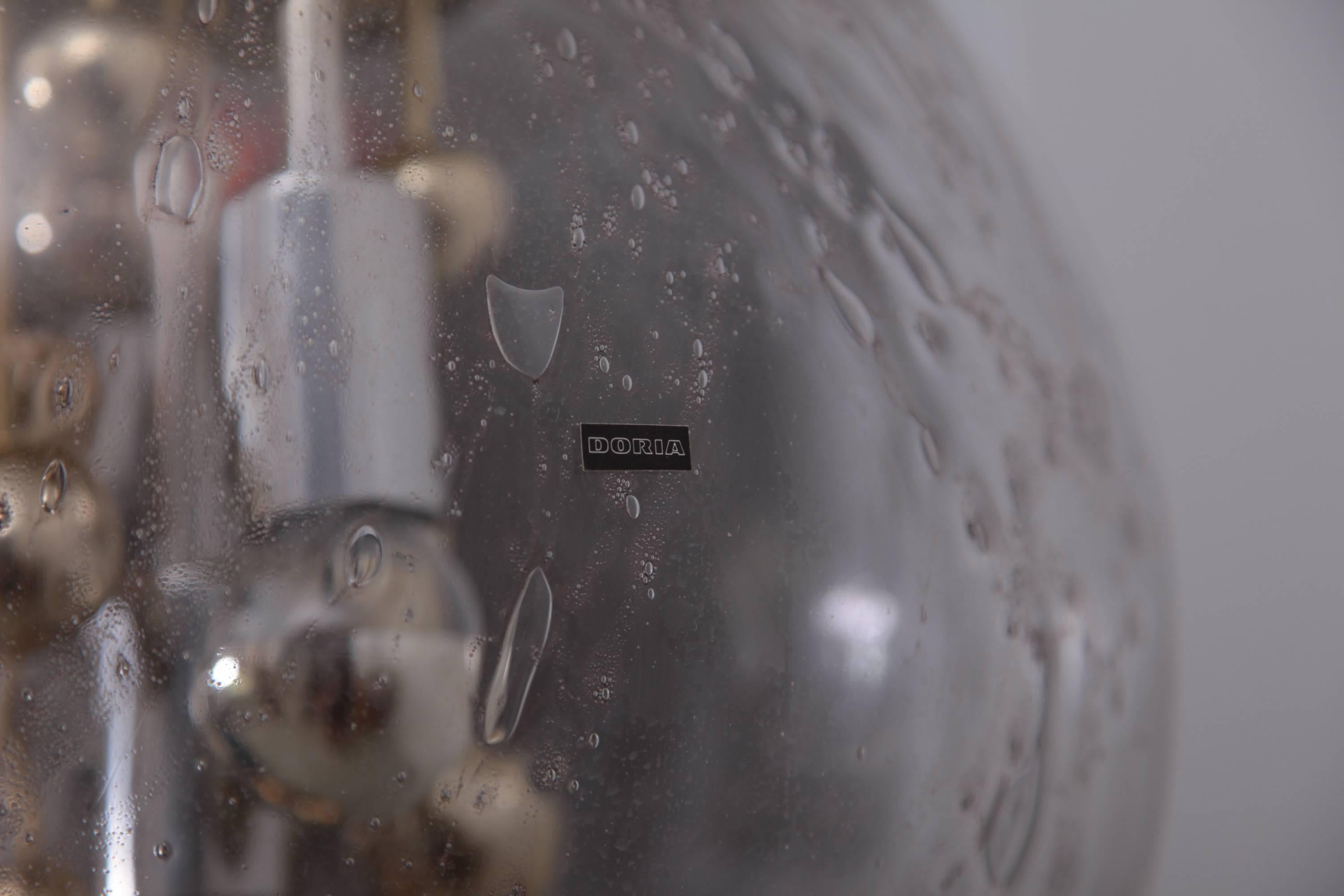 Milieu du XXe siècle Grande lampe à suspension en verre bullé Spoutnik de Doria en vente