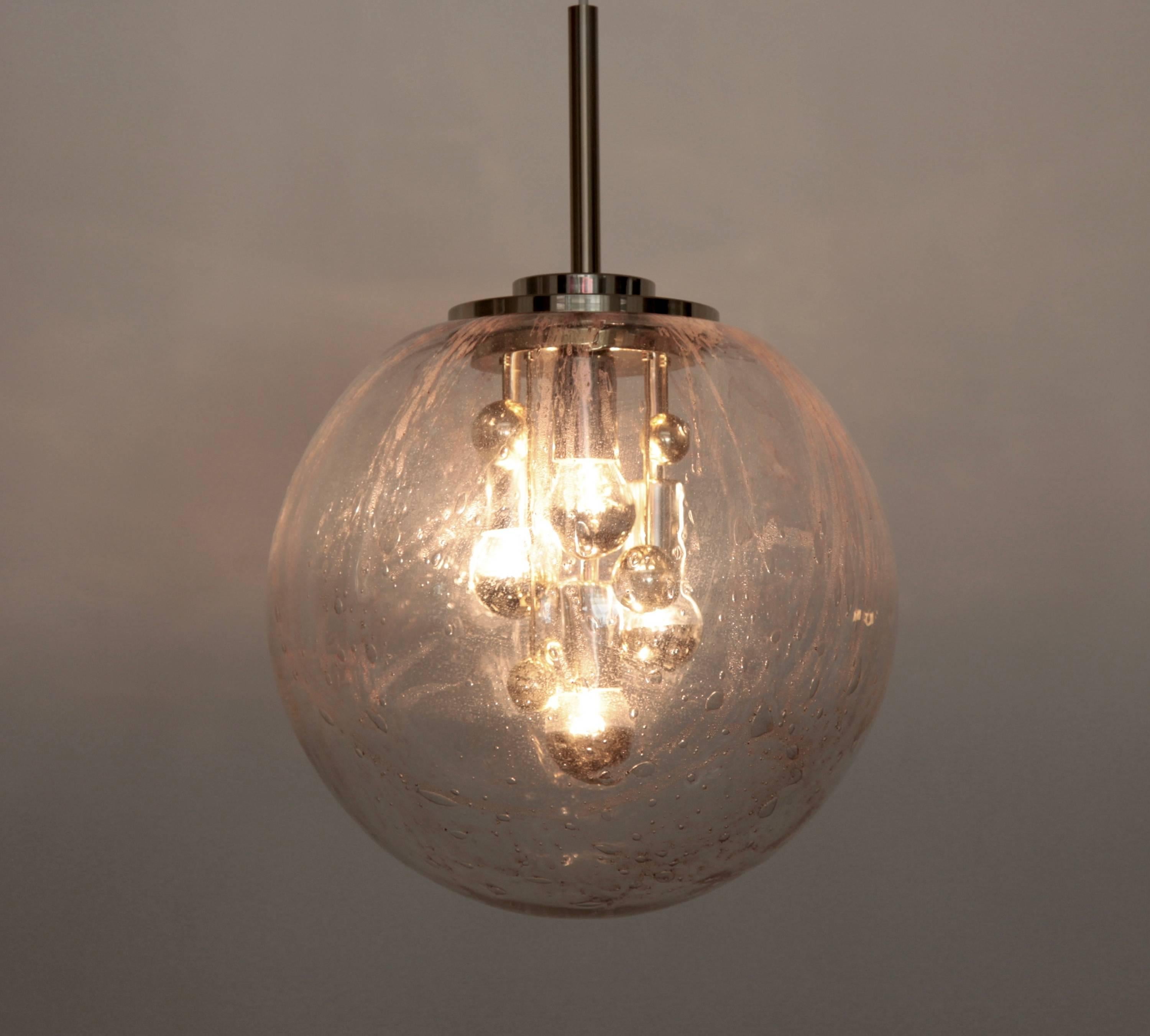 Grande lampe à suspension en verre bullé Spoutnik de Doria Excellent état - En vente à Berlin, BE