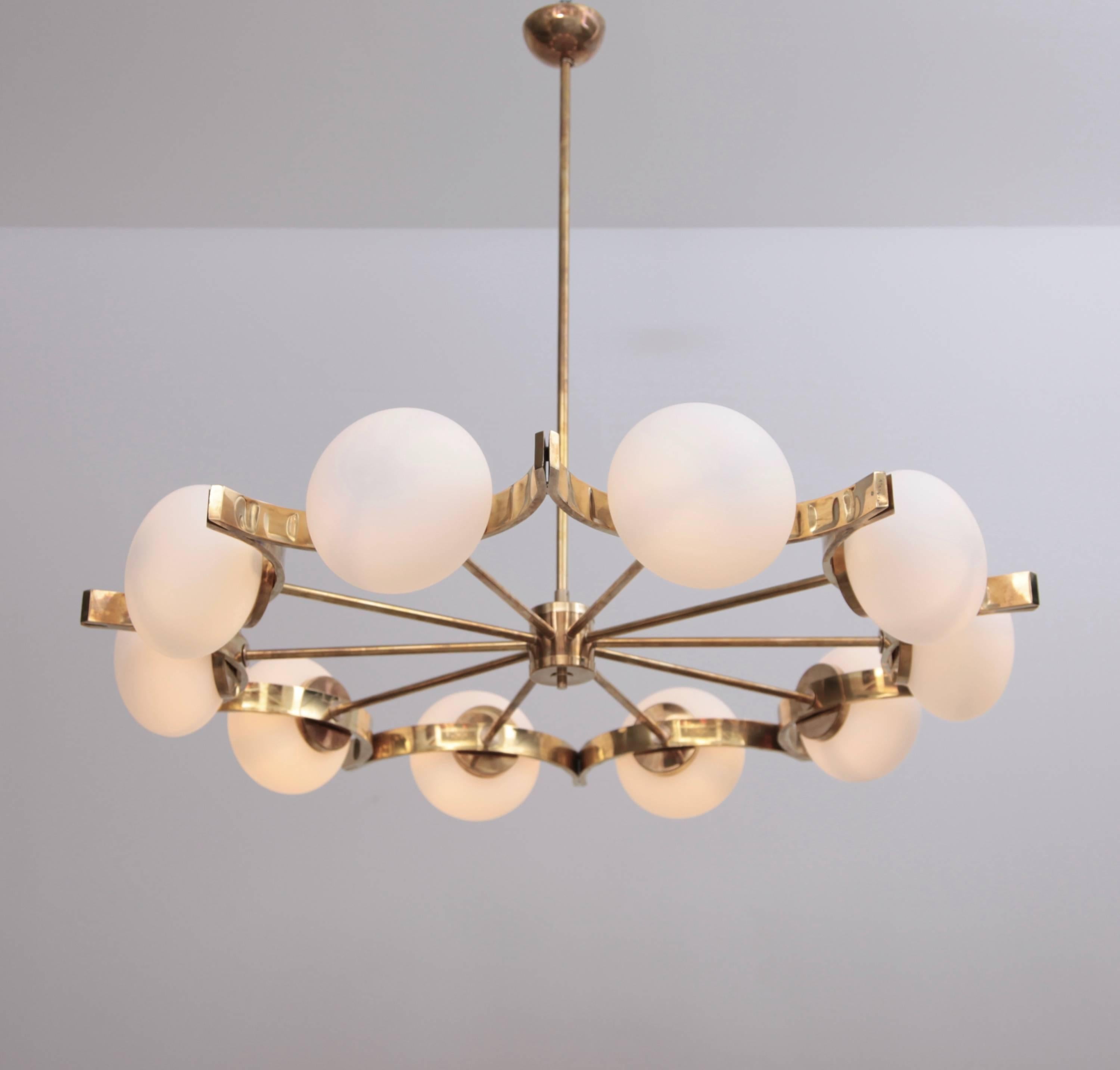 Stunning Murano glass and brass chandelier. The chandelier has a impressing size and is a real eye-catcher in every room and its in excellent condition.

Ten x E27.