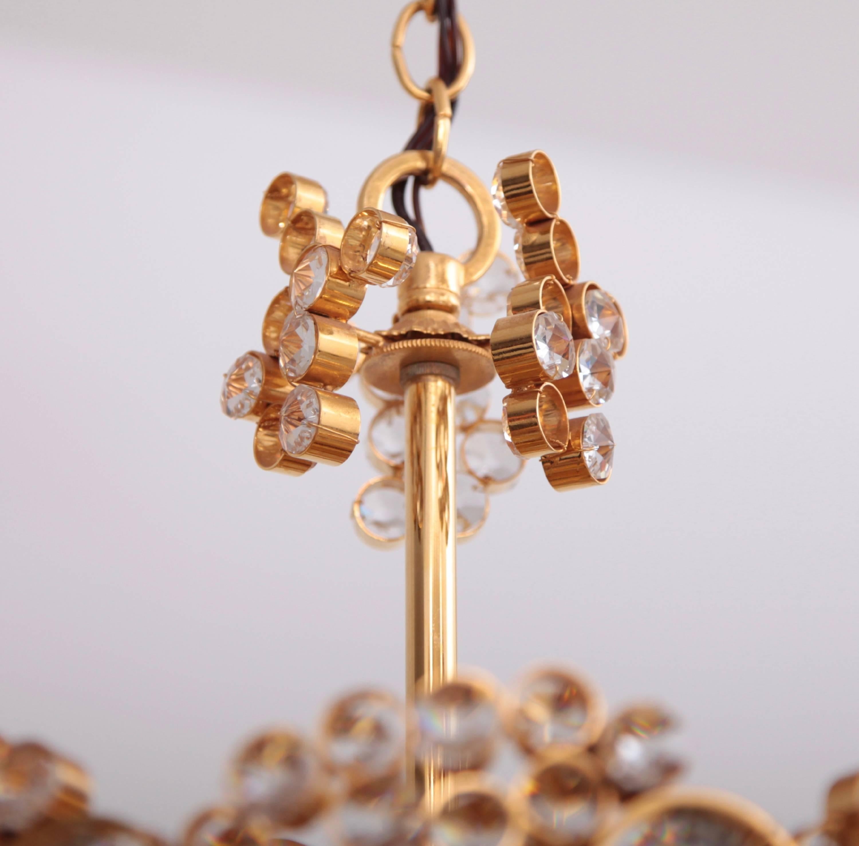 Hervorragender Kronleuchter aus vergoldetem Messing und Kristallglas mit Kristallglasverzierung von Palwa (Mitte des 20. Jahrhunderts) im Angebot