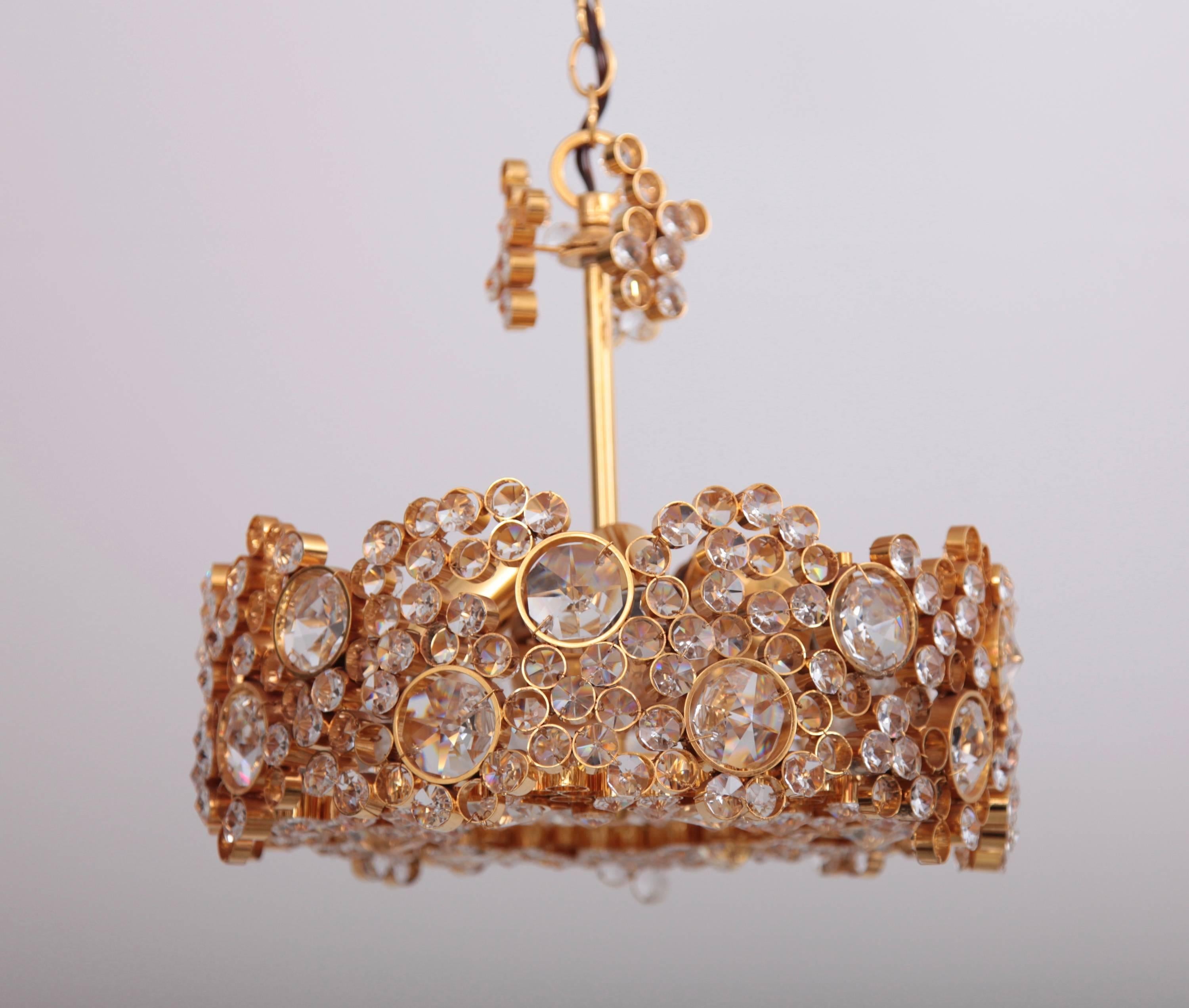 Outstanding Gilded Brass and Crystal Glass Encrusted Chandelier by Palwa In Excellent Condition For Sale In Berlin, BE