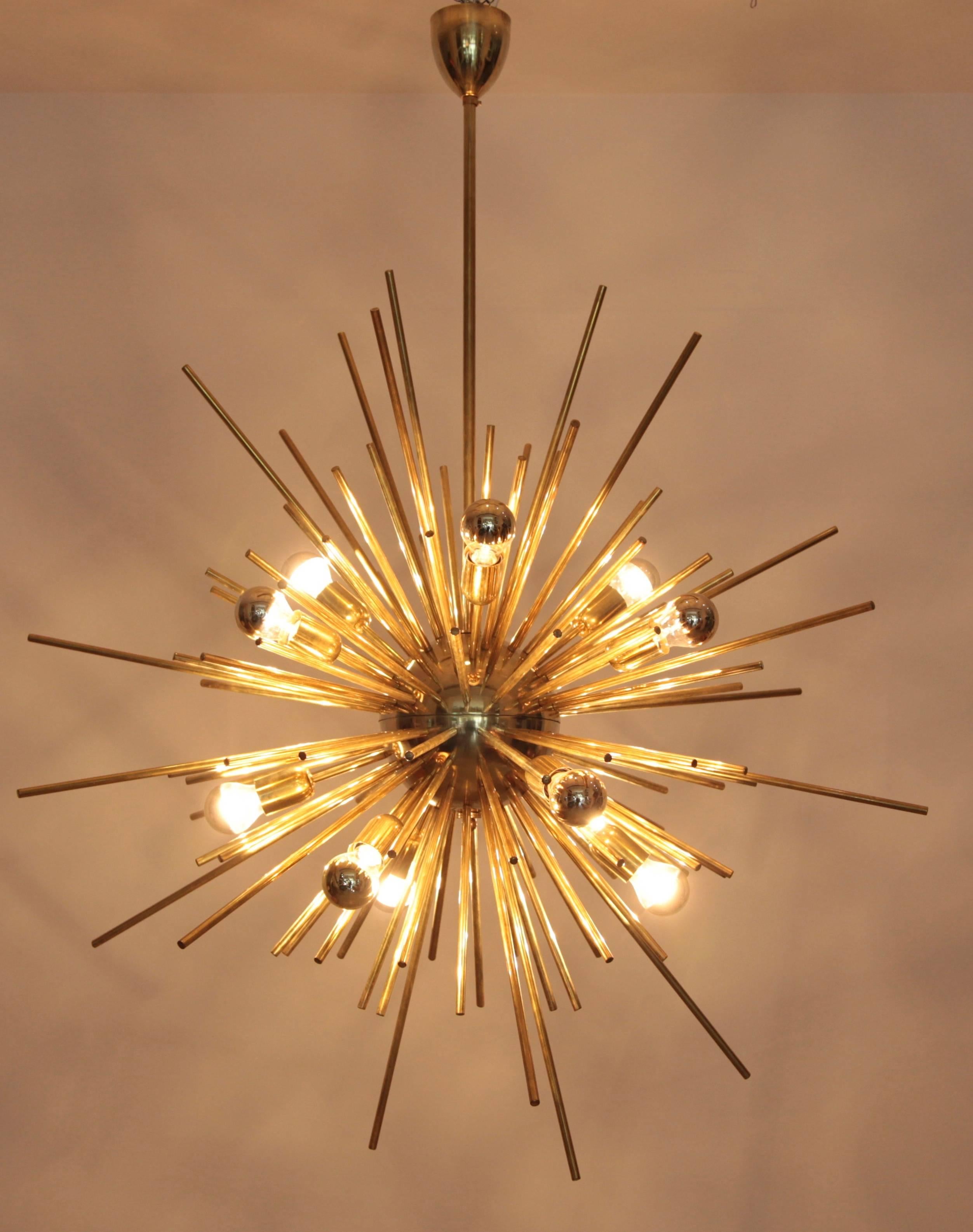 Exceptional huge brass Sputnik chandelier. The chandelier has a very impressing size and is a real eyecatcher in every room. The chandelier is in excellent condition.

12 E27.
To be on the the safe side, the lamp should be checked locally by a