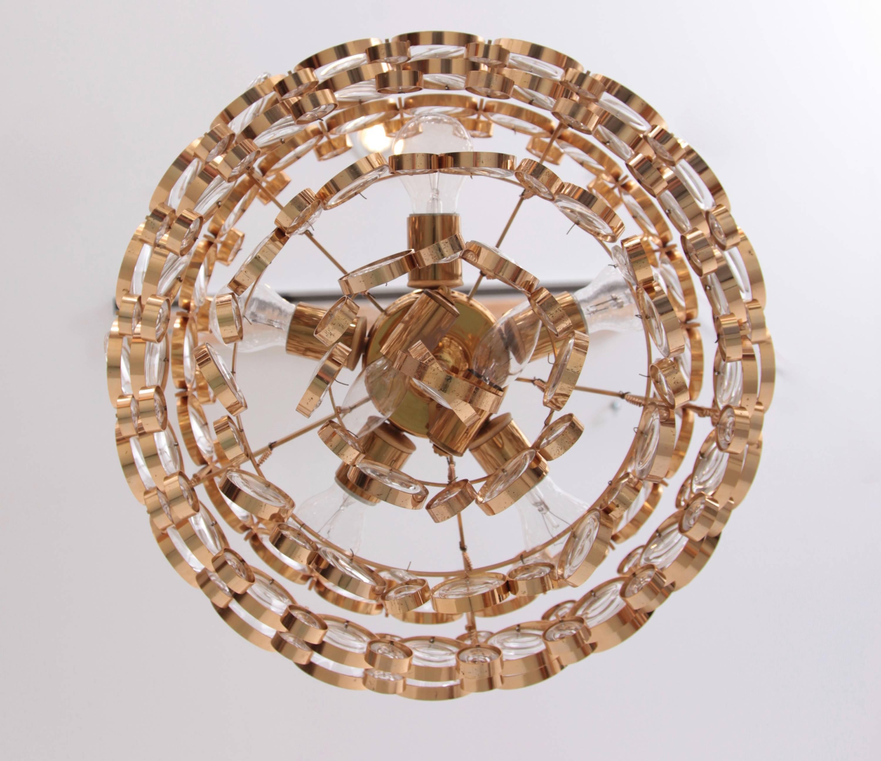 Hervorragender Kronleuchter aus vergoldetem Messing und Kristallglas von Palwa im Zustand „Hervorragend“ in Berlin, BE