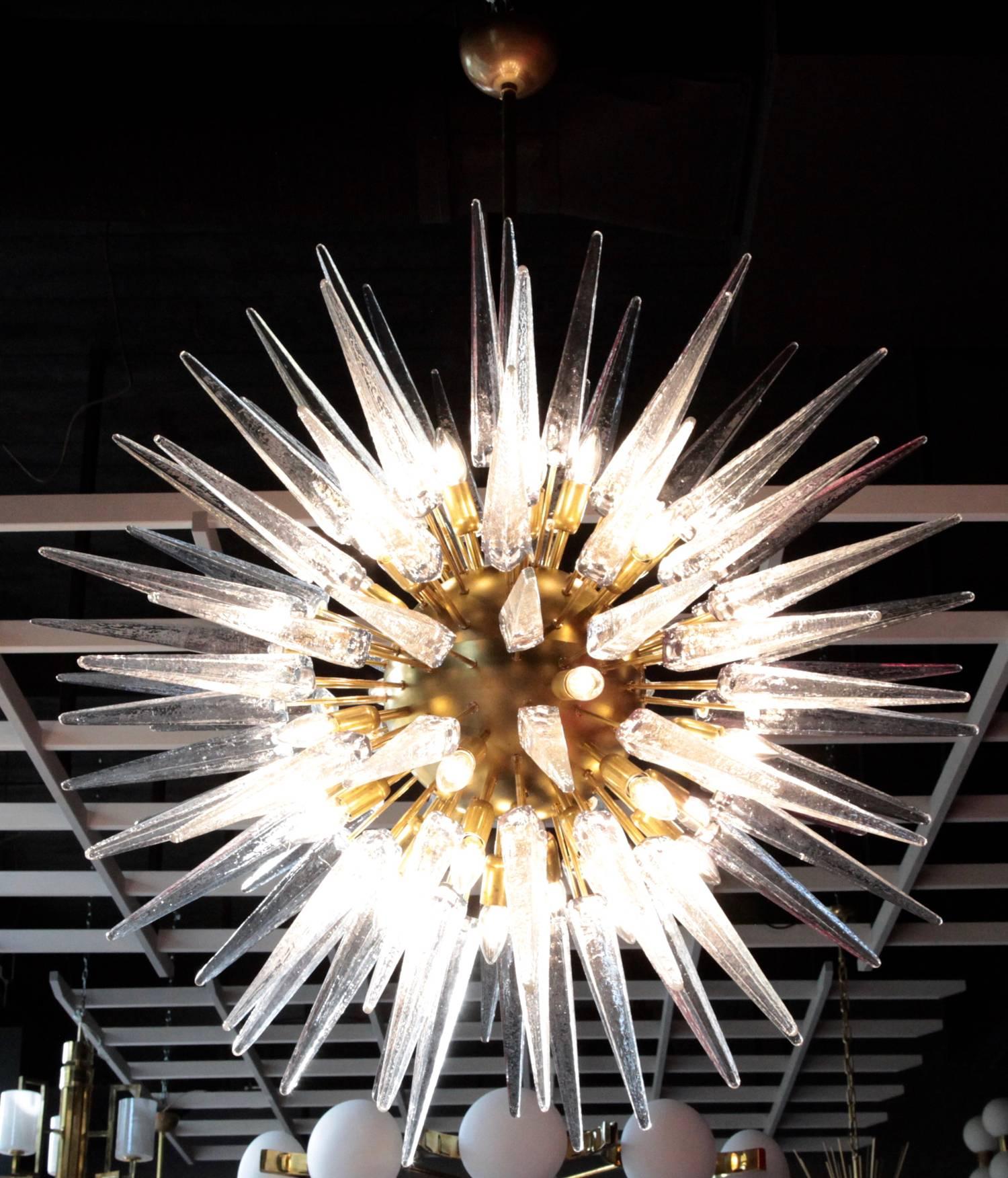 Very huge and impressive Murano glass and brass chandelier, circa 1980s. The chandelier has a very impressive size and there are real eyecatchers in every room. The chandelier is in very good condition.
To be on the safe side, the lamp should be