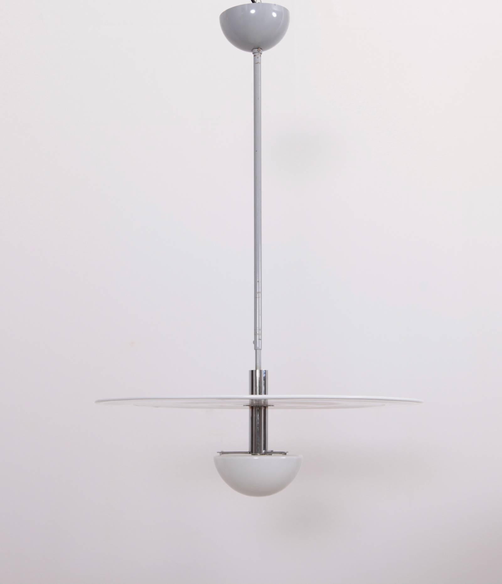 Absolute high quality minimal pendant lamp by AV Mazzega. (signed)
The white disc reflects the lamp that shines out of the glass half ball diffuser.
1x E14 bulb

