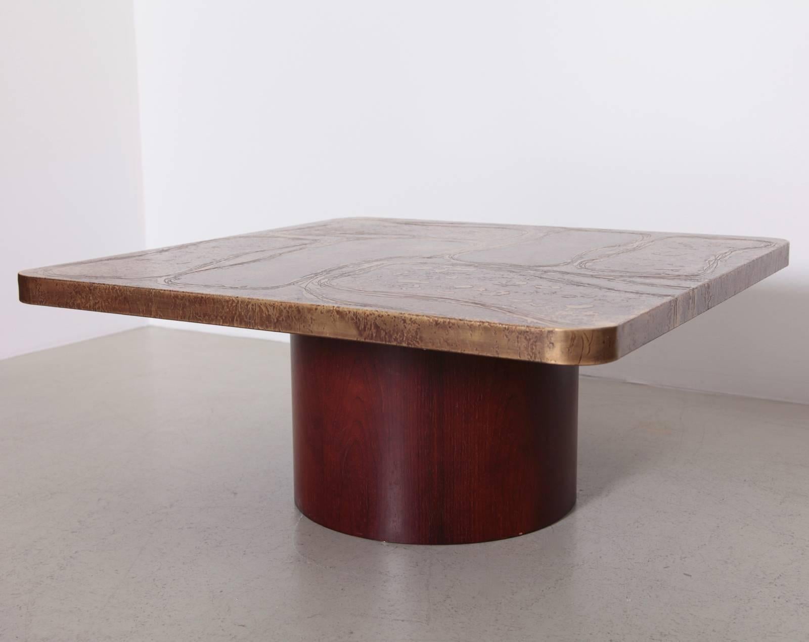 Très rare table basse avec un plateau en laiton gravé sur un support en bois  base en contreplaqué du designer allemand Heinz Lilienthal. La table est en excellent état.


