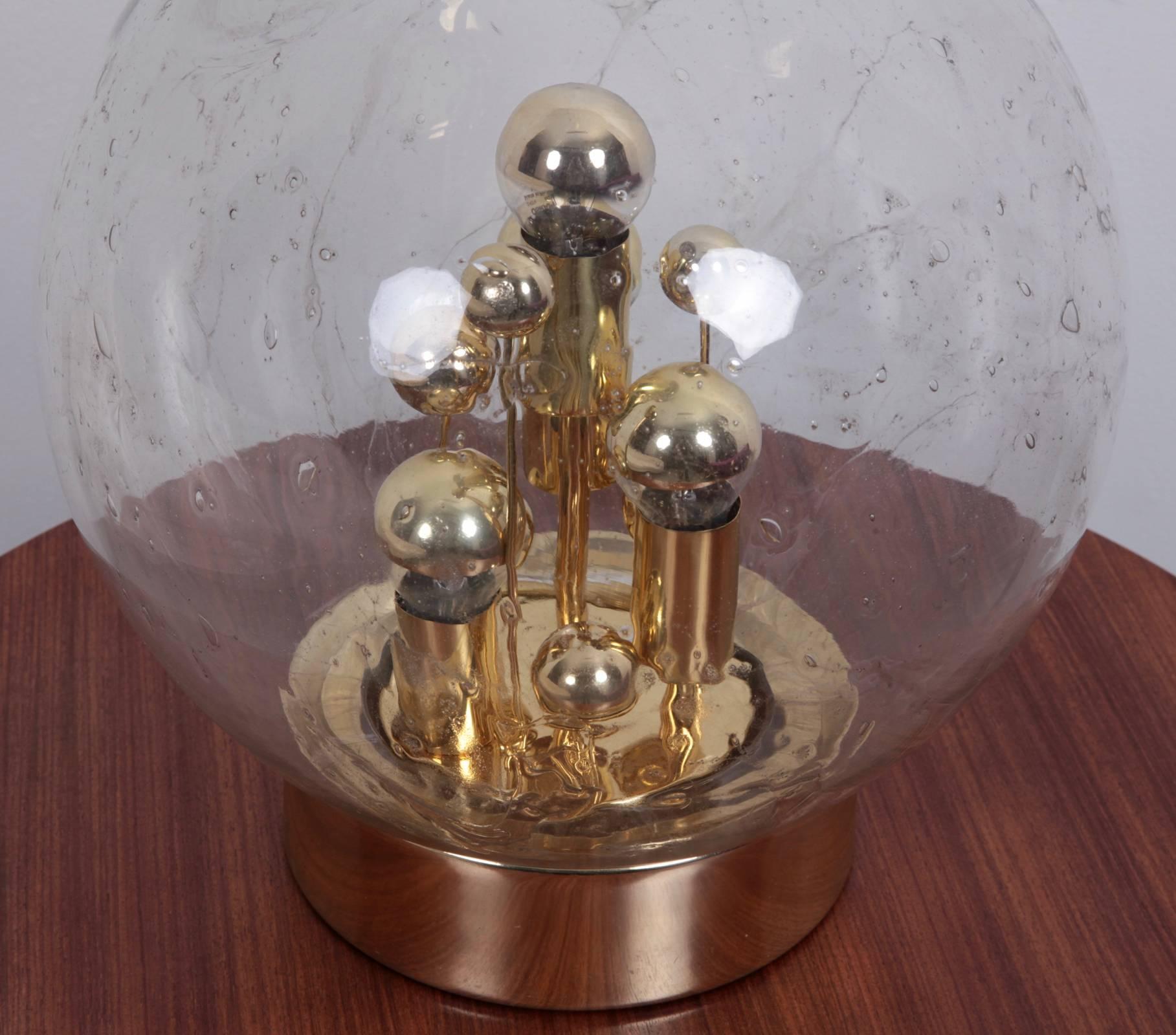 Allemand Grande lampe de bureau en forme de globe en verre soufflé à la main par Doria en vente