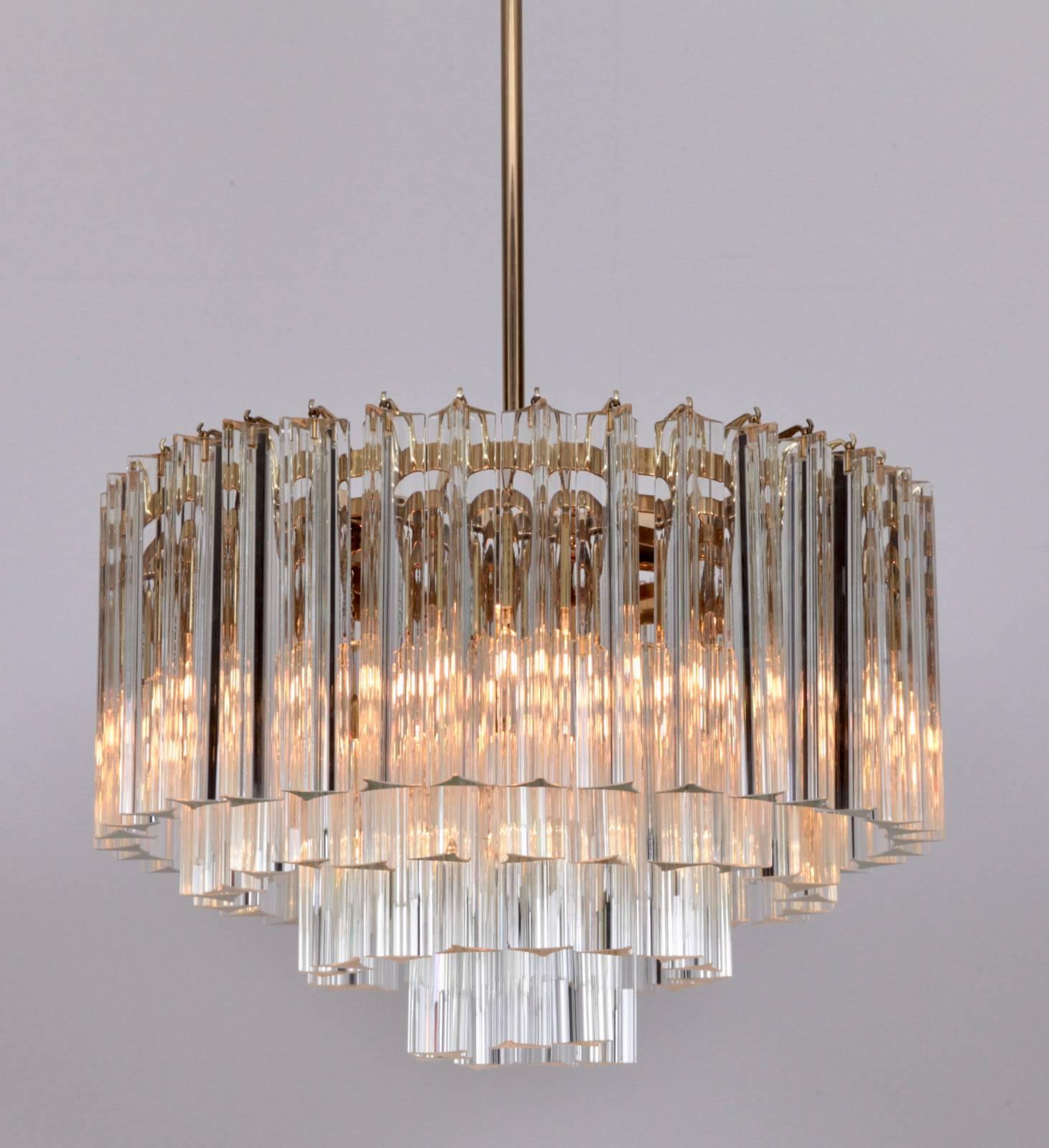 Wonderful multi-level Murano Triedri glass chandelier from the 1960s by Venini. The chandelier brings a wonderful atmosphere to every room. A matching pair of wall lamps is also listed. Six x E14 / one x E27.