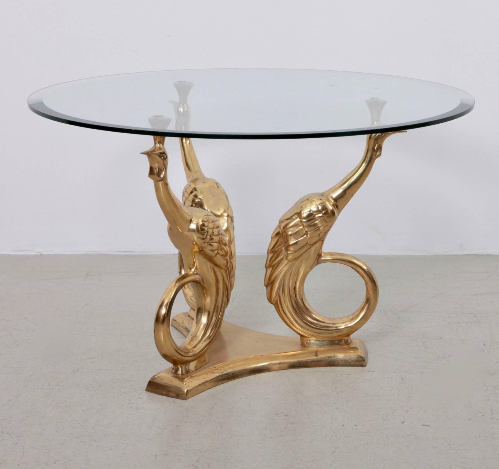 Sehr eleganter Couchtisch oder Beistelltisch aus Messing und Glas. Die Glastischplatte wird von drei Pfauen gehalten. Der Tisch ist ein echter Hingucker. Die gleiche Tabelle in einer anderen Form ist ebenfalls aufgeführt.

